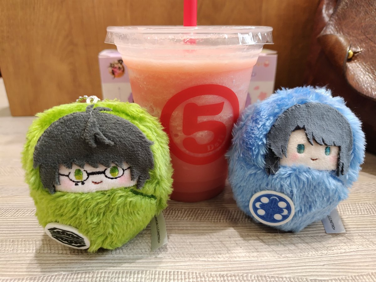 suminawa's tweet photo. 所用で大規模ショッピングモールに来たけど、ひとが多すぎてすでにくじけているの図
マッツンとこてくんとスイカジュースに癒されておりまする https://t.co/ez85MSKsfV