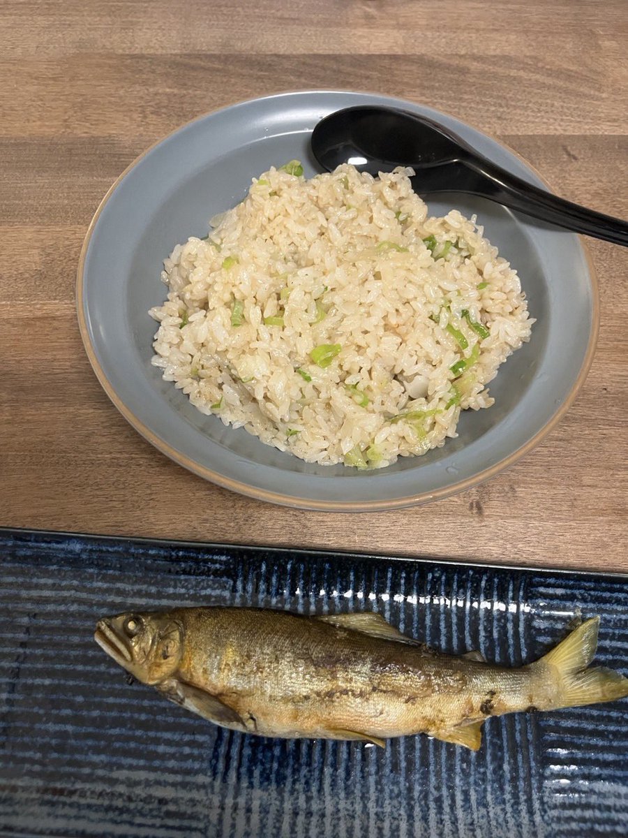makoryou48's tweet photo. 焼飯と天然鮎の塩焼きを頭からｶﾞﾌﾞﾘと食べます。 https://t.co/p0SQl49vSv
