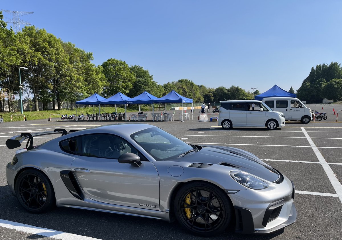 a617mor1's tweet photo. ポルシェケイマンGT4RS 

せいぜい4000回転+
で乗る程度でも

ドライバーに伝わってくる
NA独特のエンジン音
と
アクセルの開度に比例した吸気音
最高だと思う

いわゆるスーパーカーに
刺激と言う点では負けてないと思うし
酷使耐えますと言う頑丈さ
と
小柄なボディの扱い易さ
買って後悔ないと思う https://t.co/jMEVJmK4zA
