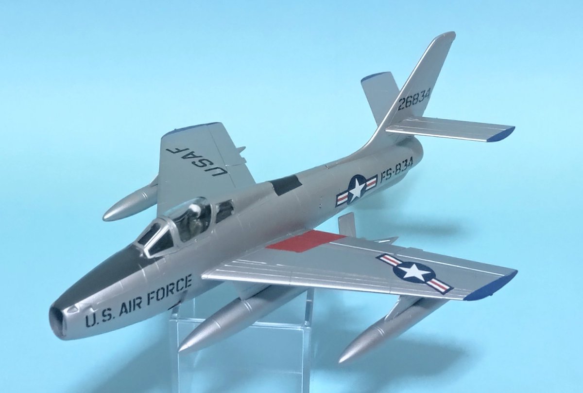 HiroMTB_windsyn's tweet photo. F-84Fサンダーストリーク。原型は朝鮮戦争で対地攻撃任務に就いたF-84サンダージェット。朝鮮戦争での「ミグショック」でサンダージェットを後退翼化したもの。爆弾搭載量に優れ、機動性はサンダージェットに劣るものの対地攻撃性能は向上した。キットはイタレリ、1/72。 https://t.co/UKpq1nNtC3