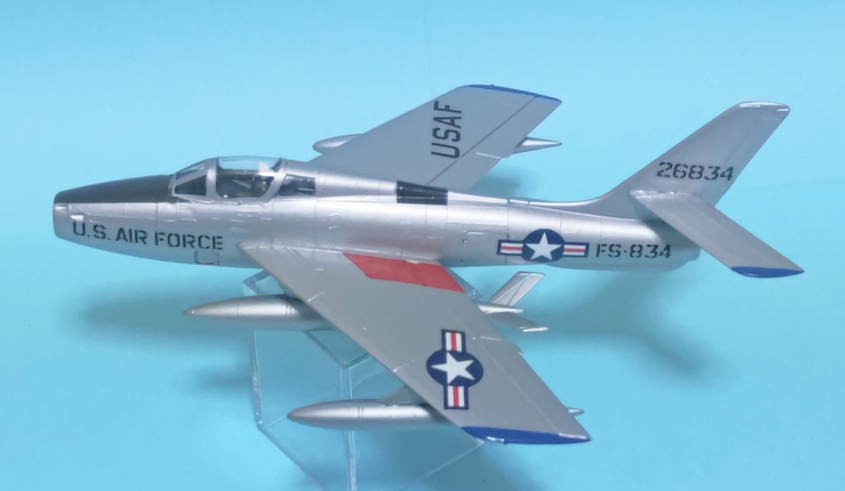 HiroMTB_windsyn's tweet photo. F-84Fサンダーストリーク。原型は朝鮮戦争で対地攻撃任務に就いたF-84サンダージェット。朝鮮戦争での「ミグショック」でサンダージェットを後退翼化したもの。爆弾搭載量に優れ、機動性はサンダージェットに劣るものの対地攻撃性能は向上した。キットはイタレリ、1/72。 https://t.co/UKpq1nNtC3