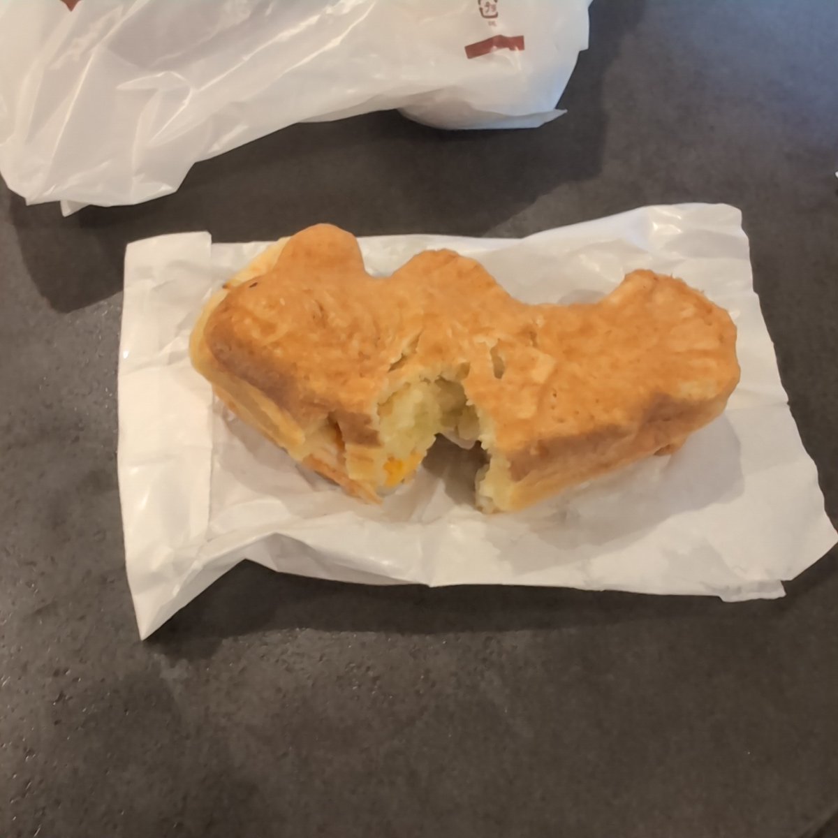 Masaki0728's tweet photo. むっちゃん万十おいしいね。学生時代にあったら毎日食べれる。総菜系粉ものは神。 https://t.co/aYKSrCpFpk