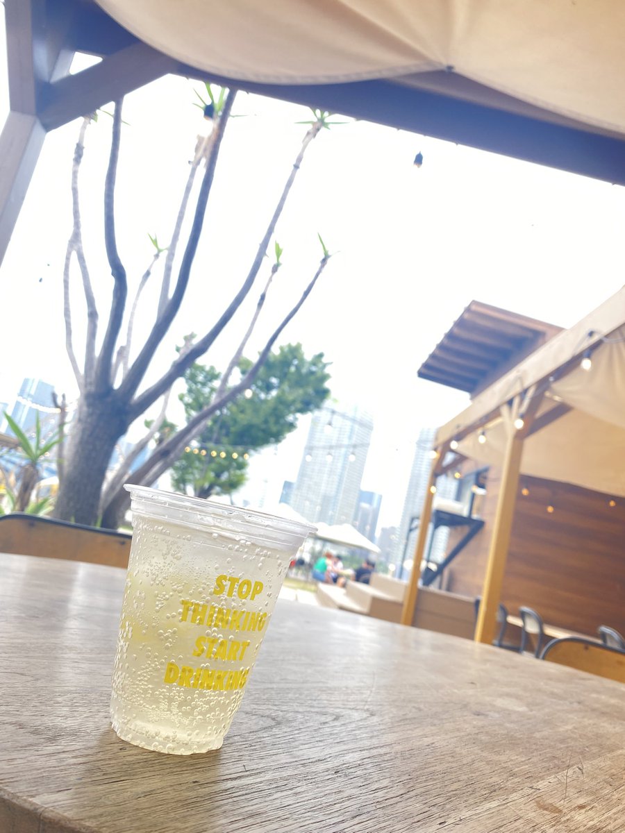 ico222_inc2's tweet photo. 豊洲のアリプロ現場にグッズ目的で早く行った時、前は隣のフットボール上のカフェで休めたんだけど今日使えなかったから、そのちょっと先まで歩いてみたらBBQ上がカフェ営業してて助かった🫶
しかし外国人さん多くて大変に浮いてる笑(フリフリ服でソファにふんぞり返ってるから説) https://t.co/r6nGNuz0Oo