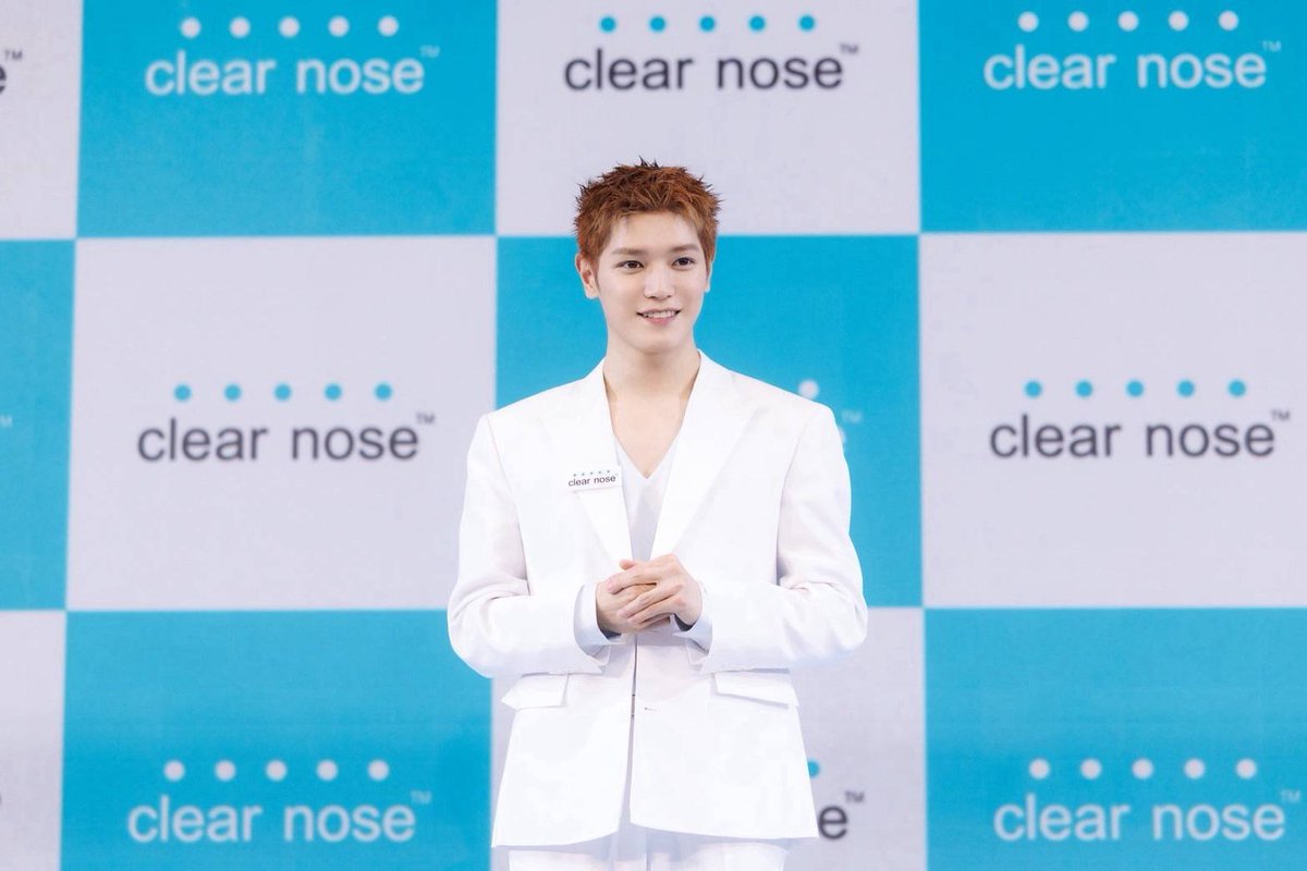 _24News_'s tweet photo. NCT TAEYONG CLEAR NOSE BRAND AMBASSADOR ขึ้นแท่นแบรนด์สกินแคร์ระดับโลกกับงานเปิดตัวแบรนด์แอมบาสเดอร์สุดเอ็กซ์คลูซีฟ CLEAR NOSE TOWN 

#TAEYONGxCLEARNOSETOWN #taeyong

CLEAR NOSE (เคลียร์โนส) แบรนด์สกินแคร์ชั้นนำของเอเชีย ที่โดดเด่นด้านการดูแลปัญหาสิวและผิวแพ้ง่าย จัดอีเวนต์สุดยิ่งใหญ่ “CLEAR NOSE TOWN” เพื่อต้อนรับ NCT TAEYONG (แทยง) ในฐานะ CLEAR NOSE BRAND AMBASSADOR คนแรกอย่างเป็นทางการ ที่บินลัดฟ้าสู่ประเทศไทยเพื่อร่วมถ่ายทอดประสบการณ์ที่ประทับใจกับเคลียร์โนสอย่างใกล้ชิด พร้อมมอบโมเมนต์สุดพิเศษผ่านกิจกรรม CLEAR NOSE X TAEYONG เติมเต็มความทรงจำอันน่าประทับใจให้แก่แฟนๆ ณ Fashion Hall ชั้น 1 ศูนย์การค้าสยามพารากอน

หลังจากแคมเปญผลงานระหว่าง CLEAR NOSE และ TAEYONG เผยแพร่บนโซเชียลมีเดียทุกแพลตฟอร์ม และบิลบอร์ดตามแลนด์มาร์กสำคัญทั่วกรุงเทพฯ จนได้รับกระแสตอบรับจากแฟนๆ อย่างล้นหลาม อีเวนต์ “CLEAR NOSE TOWN” จึงพา TAEYONG มาพบกับแฟนๆ อย่างใกล้ชิดในฐานะ CLEAR NOSE BRAND AMBASSADOR คนแรกของแบรนด์ โดยตลอดช่วงกิจกรรมแฟนมีตติ้งบนเวที TAEYONG ได้เผยเสน่ห์และความเป็นกันเองผ่านการพูดคุยอย่างสนุกสนานถึงเบื้องหลังการทำงานกับเคลียร์โนสที่ประเทศเกาหลี พร้อมแชร์เคล็ดลับการดูแลผิว และร่วมทำภารกิจพิเศษในช่วงเรียนรู้คำภาษาไทย ที่เผยให้เห็นอีกมุมที่น่ารักและเป็นธรรมชาติ ก่อนปิดท้ายด้วยช่วงถ่ายรูป ร่วมกับแฟนๆ ที่สร้างบรรยากาศแห่งความประทับใจ เต็มไปด้วยรอยยิ้ม ความอบอุ่น และเสียงเชียร์ดังสนั่นตลอดทั้งงาน

“ผมรู้สึกดีใจที่ได้เป็นแบรนด์แอมบาสเดอร์ของสกินแคร์อย่าง CLEAR NOSE และที่เคลียร์โนสเป็นไอเท็มยอดนิยม ผมเข้าใจเป็นอย่างดีเลยว่า CLEAR NOSE มีชื่อเสียงเพราะอะไร CLEAR NOSE เป็นสกินแคร์ที่ดีจริงๆ ไม่ว่าผมจะเดินทางไปที่ไหน ผมจะใช้ CLEAR NOSE เป็นประจำ และซื้อ CLEAR NOSE ต่อไปเรื่อยๆ แน่นอนครับ ขอบคุณมากๆ พวกเรามารัก CLEAR NOSE ไปด้วยกันนะครับ” TAEYONG CLEAR NOSE BRAND AMBASSADOR กล่าวในวิดีโอแคมเปญ

TAEYONG ได้เผยอีกว่าผลิตภัณฑ์ของ CLEAR NOSE ที่เขาชื่นชอบมากที่สุดคือ MOIST CLEAR NOSE เนื่องจากเป็นคนที่มีผิวแพ้ง่าย จึงให้ความสำคัญกับการบำรุงผิวด้วยมอยส์เจอไรเซอร์ที่สุด ตั้งแต่ได้ใช้ เขารู้สึกว่าผลิตภัณฑ์ช่วยเติมความชุ่มชื้นให้ผิวได้เป็นอย่างดี ไม่ทำให้เกิดสิว บางเบา อีกทั้งยังอ่อนโยนต่อผิว ไม่ก่อให้เกิดการระคายเคือง จึงกลายเป็นไอเทมที่หยิบใช้เป็นประจำทุกวัน และอยากแนะนำให้ทุกคนใช้ตามด้วย

นอกจากนี้วิดีโอ Summer Campaign ล่าสุด TAEYONG ได้นำเสนอกันแดดเคลียร์โนส CLEAR NOSE UV SUN SERUM ที่มีเนื้อสัมผัสบางเบาสบายผิว ไม่เหนียวเหนอะหนะ พร้อมปกป้องผิวจากแสงแดดด้วยค่า SPF50+ PA++++ ไม่มีส่วนผสมของแอลกอฮอล์และน้ำหอม เหมาะสำหรับใช้ทุกวันได้เป็นอย่างดี 

สามารถติดตามภาพบรรยากาศภายในงานได้ผ่าน INSTAGRAM  @CLEARNOSE และแฮชแท็ก #TAEYONGxCLEARNOSETOWN และเลือกซื้อผลิตภัณฑ์ CLEAR NOSE ได้ที่ร้าน 7-Eleven , Watsons, EVEANDBOY , Beautrium , Konvy , Lotus’s , Big C, Boots , CJ ทุกสาขาและร้านค้าชั้นนำทั่วประเทศ รวมถึงช่องทางออนไลน์อย่างเป็นทางการ CLEAR NOSE Official Store บน Shopee