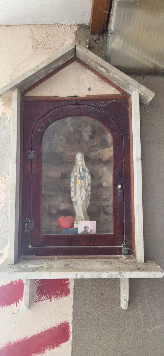 chioggiapedia's tweet photo. Il Capitello di Calle Campanile Duomo a #Chioggia (VE)📍
Madonna di Lourdes 💙
💬 Datato agli anni Ottanta del secolo scorso
🛐 La statuetta è posta all'interno di una nicchia che vuole ricordare una grotta
Capitelli votivi (2017)
#Capitello #artepopolare #Venezia #veneto https://t.co/eaZl4yUkPA