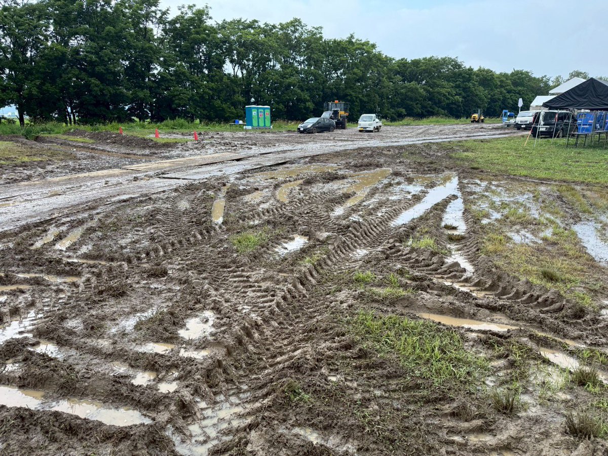 soraonfes's tweet photo. 【開催中止の判断につきまして】

SORAON2026の開催中止につきまして、多くの皆さまから温かいお言葉や励ましのお声をいただき、心より感謝申し上げます。
その一方で、開催を楽しみにお待ちいただいていた皆さまのご期待にお応えできず、このような結果となってしまいましたことを、改めて深くお詫び申し上げます。

私たちは開催前日まで現地確認を繰り返し、少しでも開催できる方法はないか、最後の最後まで検討を続けてまいりました。

しかし、開催直前には短時間で記録的な大雨となり、会場周辺は私たちの想定を大きく��える状況となりました。

※北海道空知地方では、1時間に50ミリ以上の記録的大雨を観測(2026年7月11日)

最終的には、「お客様を安全にお迎えし、安全にフェスを運営することができない」と判断し、開催中止を決断いたしました。

今回の判断は、ステージ前のお客様エリアだけではなく、フェス全体を運営するために必要な設備や動線を総合的に確認した結果となります。

写真のとおり、有料駐車場は広範囲で冠水・ぬかるみが発生していました。実際に運営スタッフが複数箇所で車両の走行確認を行いましたが、安全に走行できない状況を確認しており、お客様のお車がスタックする可能性が非常に高い状態でした。

万が一、入退場時に車両が動けなくなれば、大規模な渋滞や事故につながる恐れがありました。

また、ステージ裏の搬入・運営エリアも深刻なぬかるみとなり、アーティストの送迎車両や音響・照明などの機材車両が安全に走行できる状況ではありませんでした。フェス運営を支える車両が予定どおり動けなくなる可能性が高く、ステージ進行そのものにも影響を及ぼすことが懸念されました。

ご来場いただく皆さま、出演アーティスト、そしてスタッフの安全を守り、最後まで責任を持ってフェスを運営できるかを総合的に判断した結果、開催は困難であるとの結論に至りました。

楽しみにお待ちいただいていた皆さまには、このような判断となりましたことを、改めて心よりお詫び申し上げます。

私たちにとっても本当に苦しい決断でしたが、安全を最優先に考えた結果であることをご理解いただけますと幸いです。

皆さまのチケット払戻し手続きにつきましては、現在準備を進めております。詳細が決まり次第、公式ホームページおよび公式SNSにてご案内いたしますので、大変恐縮ではございますが、今しばらくお時間をいただきますようお願い申し上げます。

なお、オンラインでのグッズ販売やクラウドファンディングなども検討しております。詳細が決まり次第、改めてご案内いたします。

皆さまからいただいた温かい応援を力に変え、またSORAONの景色を皆さまと一緒につくることができるよう、スタッフ一同前を向いて歩んでまいります。今後ともSORAONをよろしくお願いいたします。