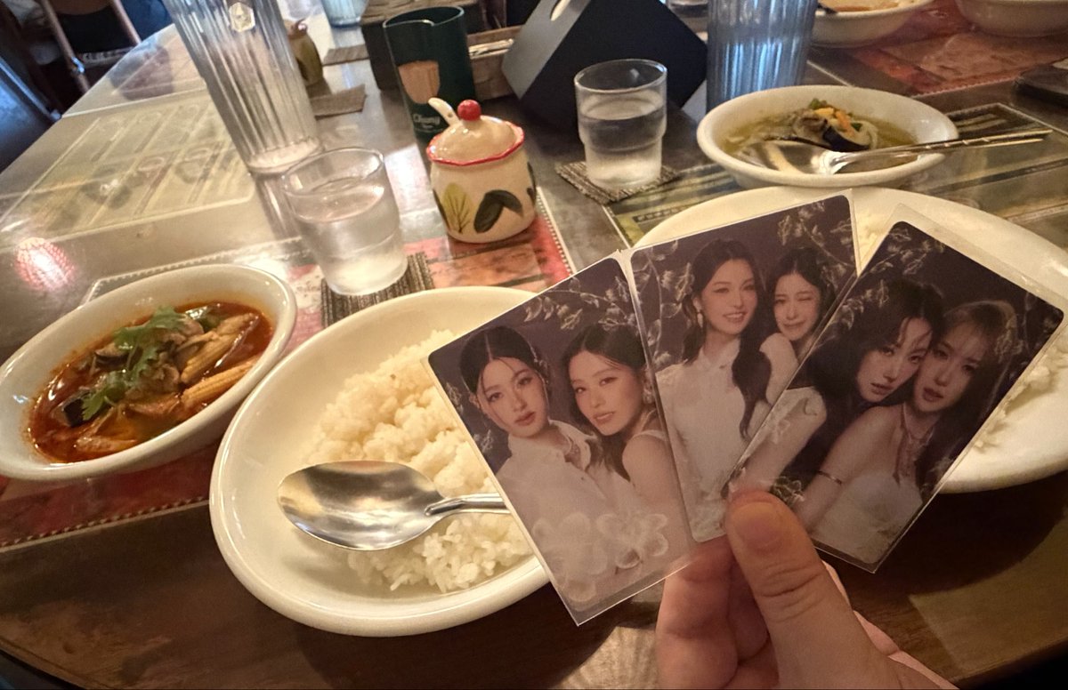 cerisier15d's tweet photo. csuさんにお土産渡してタイカレーと紫の飲み物を摂取した💜 @thithicsucsu https://t.co/NbDJNXFY8W