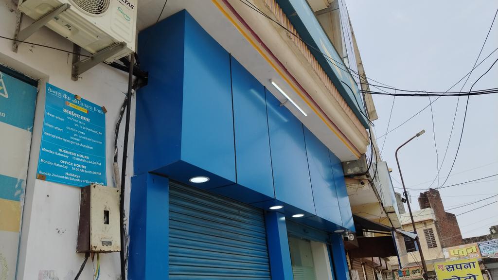 rohitjournal's tweet photo. @canarabank 
@FinMinIndia 
@RajGovOfficial 
@RBI 
@IndianGov 
@PMOIndia 
@MinOfPower
@nsitharamanoffc
@CBOFofficial
सरकार एनर्जी बचाने पर जोर दे रही है और लापरवाह बैंकर्स फूंक रहे बिजली। राजस्थान के धौलपुर ���ें एक ब्रांच के बाहर दोपहर में जल रही लाइट। https://t.co/rP2H9MAwbg