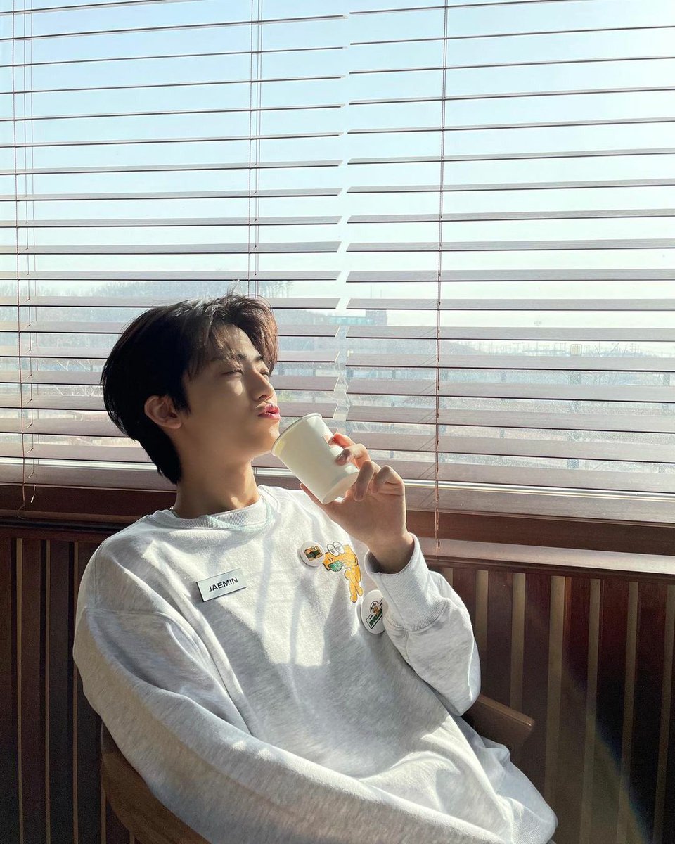 p1nkkyuu's tweet photo. GUYS WAIT,,, DOES ANYONE REMEMBER NOMIN USING EO’s CUPS ??? istg i went crazy went this happened https://t.co/cxZfypjspq