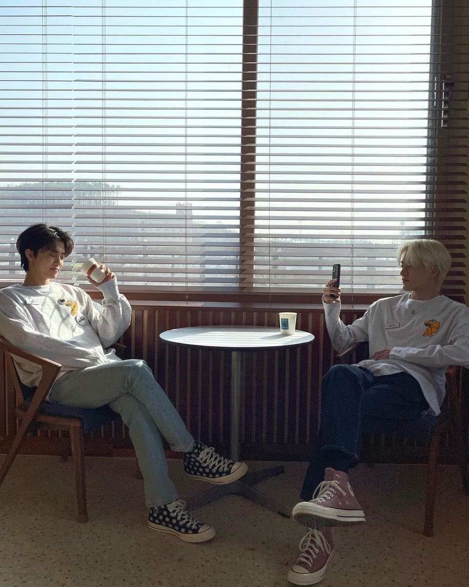 p1nkkyuu's tweet photo. GUYS WAIT,,, DOES ANYONE REMEMBER NOMIN USING EO’s CUPS ??? istg i went crazy went this happened https://t.co/cxZfypjspq