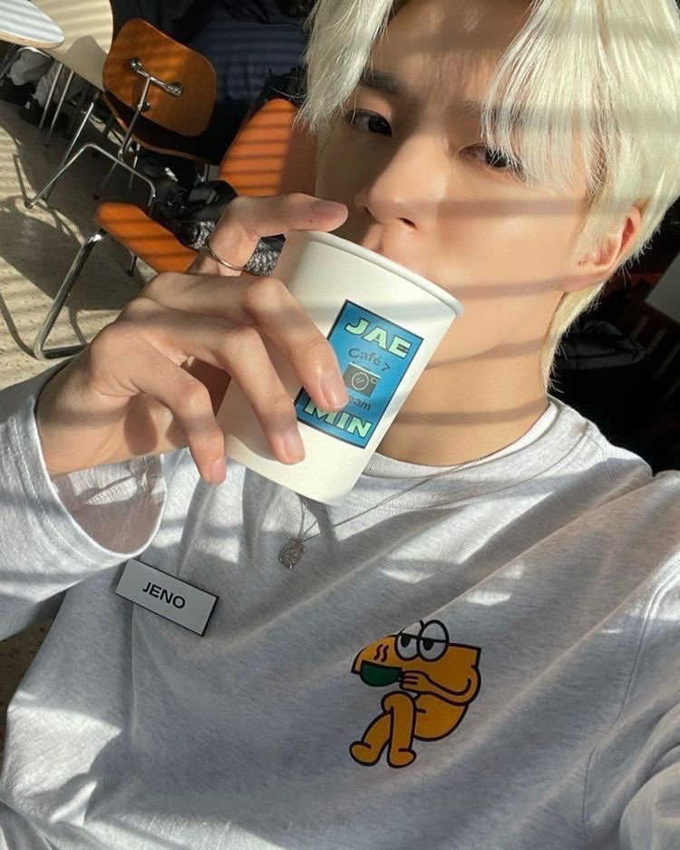 p1nkkyuu's tweet photo. GUYS WAIT,,, DOES ANYONE REMEMBER NOMIN USING EO’s CUPS ??? istg i went crazy went this happened https://t.co/cxZfypjspq