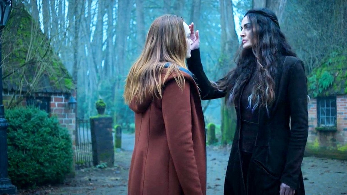 BadWolfKaily's tweet photo. 4 year's ago, "Happy Yule!" (3x04) premiered. #MotherlandFortSalem https://t.co/1Qs73OV70f