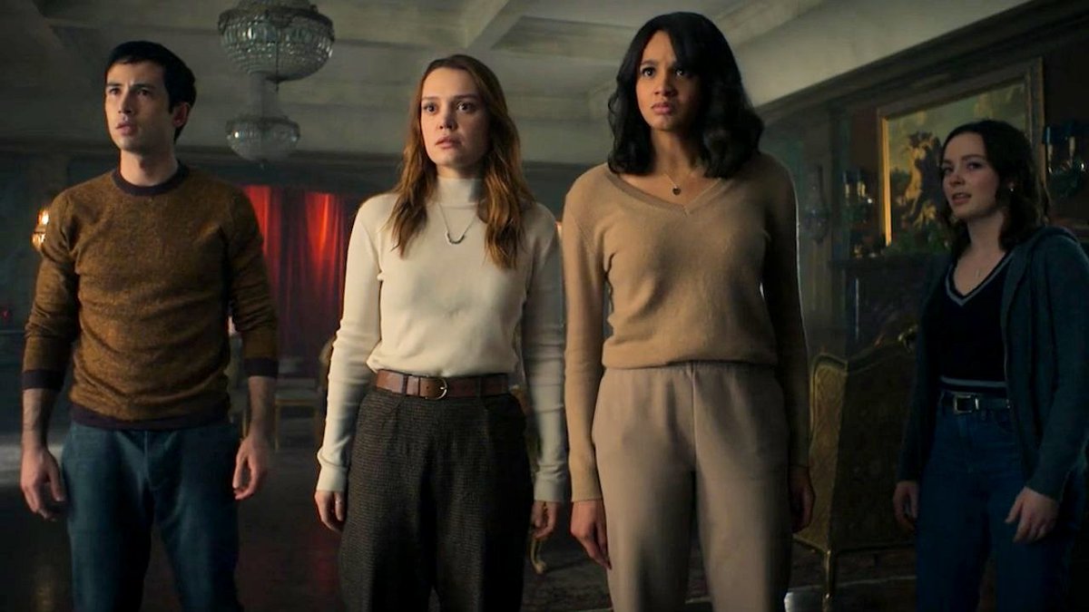 BadWolfKaily's tweet photo. 4 year's ago, "Happy Yule!" (3x04) premiered. #MotherlandFortSalem https://t.co/1Qs73OV70f
