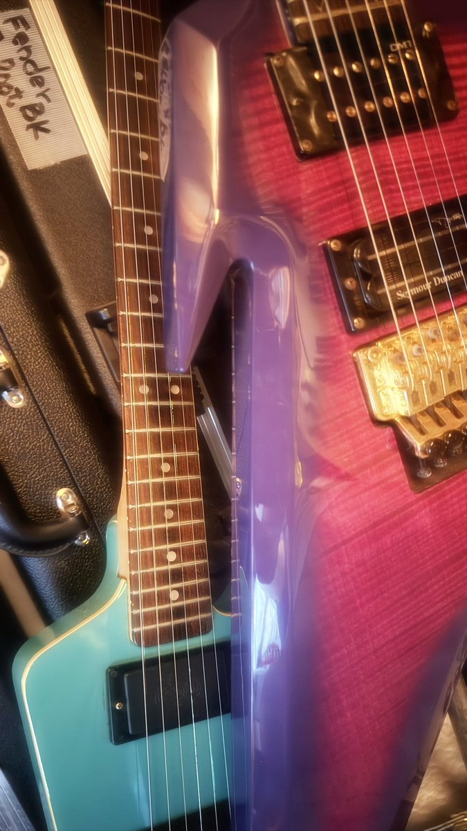muumuu_7x_xj_'s tweet photo. とんがってるの弾いて
アタシもトンがる🤘⚡️
#Tokai #DeanGuitar
#Razorback #DimebagDarrell
#東海楽器製造 https://t.co/HMqEgFhGGz