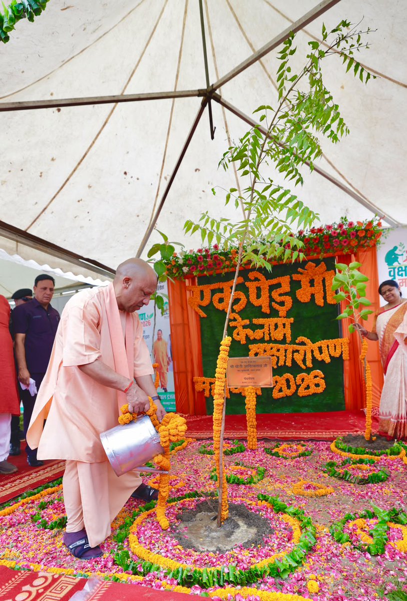 CMOfficeUP's tweet photo. हरित उत्तर प्रदेश, समृद्ध उत्तर प्रदेश!

मुख्यमंत्री @myogiadityanath जी ने आज जनपद गोरखपुर में 'वृक्षारोपण महायज्ञ-2026' का शुभारंभ किया।

इस अवसर पर विकास वाटिका की स्थापना, वन विभाग के तत्वावधान में वानिकी आधारित कैलेंडर का विमोचन, मुख्यमंत्री आवास योजना के लाभार्थियों को पौधों का वितरण, कार्बन क्रेडिट के अंतर्गत किसानों को प्रमाण-पत्र तथा वनाच्छादन के क्षेत्र में उत्कृष्ट कार्य करने वाले नागरिकों को चेक प्रदान किए गए।

मुख्यमंत्री जी ने गोरखपुर लिंक एक्सप्रेस-वे पर 'पवित्र त्रिवेणी' के पौधे तथा रामगढ़ ताल रिंग रोड पर 'मौलश्री' का पौधा भी रोपित किया। उन्होंने प्रदेशवासियों से 'एक पेड़ माँ के नाम' अभियान से जुड़कर 35 करोड़ पौधरोपण के इस हरित महायज्ञ को जनभागीदारी के माध्यम से सफल बनाने का आह्वान किया।

#एक_पेड़_माँ_के_नाम
#PragatiBhiPrakritiBhi
#GoGreen_UP