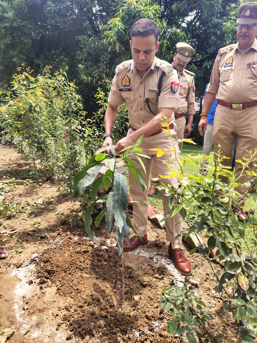Igrangelucknow's tweet photo. “एक पेड़ माँ के नाम”उ0प्र0 सरकार एवं मा0 मुख्यमंत्री श्री योगी आदित्यनाथ जी द्वारा प्रारम्भ यह अभियान पर्यावरण स��रक्षण को जनभागीदारी से जोड़ने का एक प्रेरणादायी प्रयास है।वृक्ष केवल हरियाली ही नहीं बढ़ाते,बल्कि स्वच्छ वायु प्रदान करने के साथ साथ सुरक्षित भविष्य की आधारशिला भी है। https://t.co/PmiJxqfkZb