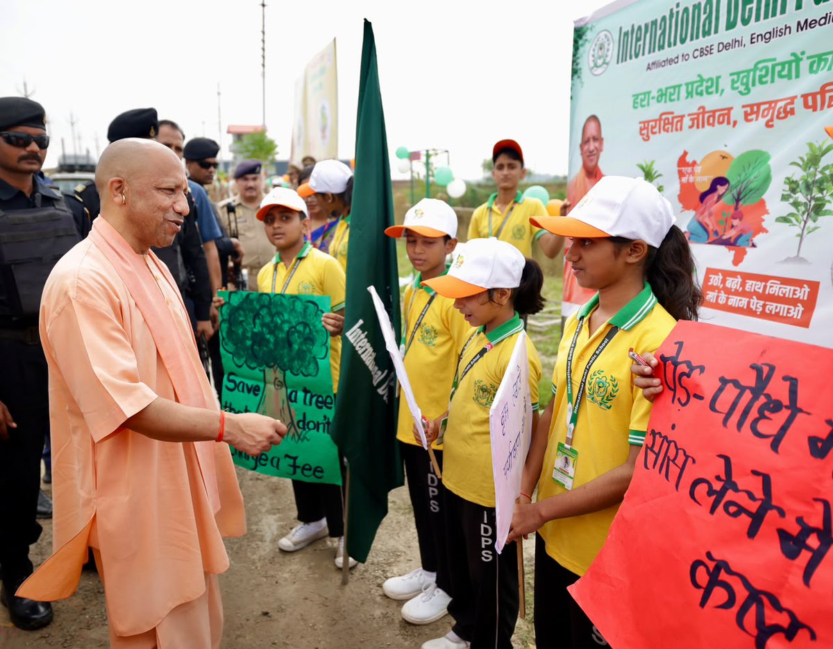 CMOfficeUP's tweet photo. हरित उत्तर प्रदेश, समृद्ध उत्तर प्रदेश!

मुख्यमंत्री @myogiadityanath जी ने आज जनपद गोरखपुर में 'वृक्षारोपण महायज्ञ-2026' का शुभारंभ किया।

इस अवसर पर विकास वाटिका की स्थापना, वन विभाग के तत्वावधान में वानिकी आधारित कैलेंडर का विमोचन, मुख्यमंत्री आवास योजना के लाभार्थियों को पौधों का वितरण, कार्बन क्रेडिट के अंतर्गत किसानों को प्रमाण-पत्र तथा वनाच्छादन के क्षेत्र में उत्कृष्ट कार्य करने वाले नागरिकों को चेक प्रदान किए गए।

मुख्यमंत्री जी ने गोरखपुर लिंक एक्सप्रेस-वे पर 'पवित्र त्रिवेणी' के पौधे तथा रामगढ़ ताल रिंग रोड पर 'मौलश्री' का पौधा भी रोपित किया। उन्होंने प्रदेशवासियों से 'एक पेड़ माँ के नाम' अभियान से जुड़कर 35 करोड़ पौधरोपण के इस हरित महायज्ञ को जनभागीदारी के माध्यम से सफल बनाने का आह्वान किया।

#एक_पेड़_माँ_के_नाम
#PragatiBhiPrakritiBhi
#GoGreen_UP