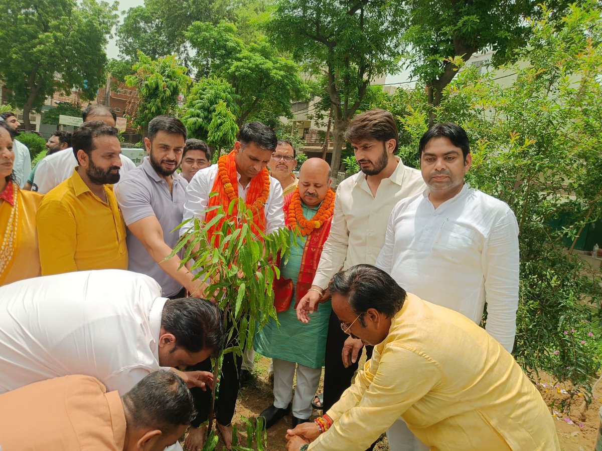 YatendraMedia's tweet photo. आदरणीय प्रधानमंत्री श्री @narendramodi जी के प्रेरणादायी “एक पेड़ माँ के नाम” अभियान से जुड़कर आज पौधारोपण किया।

माँ के प्रति सम्मान, प्रकृति के प्रति संवेदनशीलता और पर्यावरण संरक्षण का यह छोटा-सा प्रयास हम सभी के उज्ज्वल भविष्य की ओर एक सार्थक कदम है।

आइए, हम सब भी अपनी माँ के नाम एक पौधा लगाएँ, उसकी देखभाल करें और हरित भारत के निर्माण में अपना योगदान दें।
#एक_पेड़_माँ_के_नाम