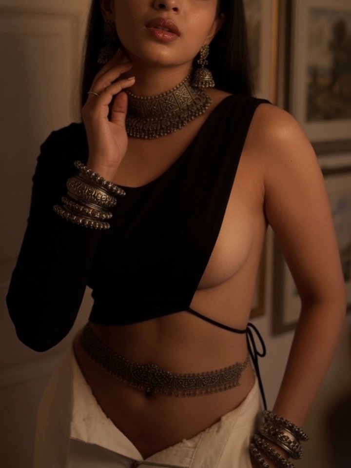 Isra122800's tweet photo. Too rare to be compared. ✨ #ᴠɪʀᴀʟᴘᴏsᴛ #followers #viral #hot #explorepage✨ #ReelsInstagram #InstaFashion #DesiFashion #sareestyle #ethnicwear #FashionInspo #OOTD #StyleInspiration #ViralReels #trendingnow https://t.co/fIjgl0ZV9R
