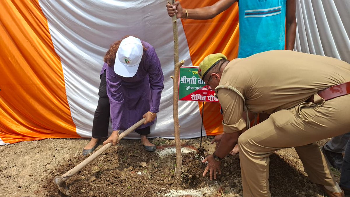sultanpurpolice's tweet photo. "माँ की ममता सा आंचल हो, धरा का हर कोना हरा-भरा हो।" 🌍💚
#वृक्षारोपण_महायज्ञ_2026 के क्रम में पुलिस अधीक्षक सुलतानपुर @ipsCharuNigam द्वारा "एक पेड़ माँ के नाम" अभियान के तहत पौधरोपण किया गया। आइए, इस महाभियान से जुड़कर पर्यावरण संतुलन और जल संरक्षण में अपना योगदान दें। 🙌💧 https://t.co/TqJM0BJNuj