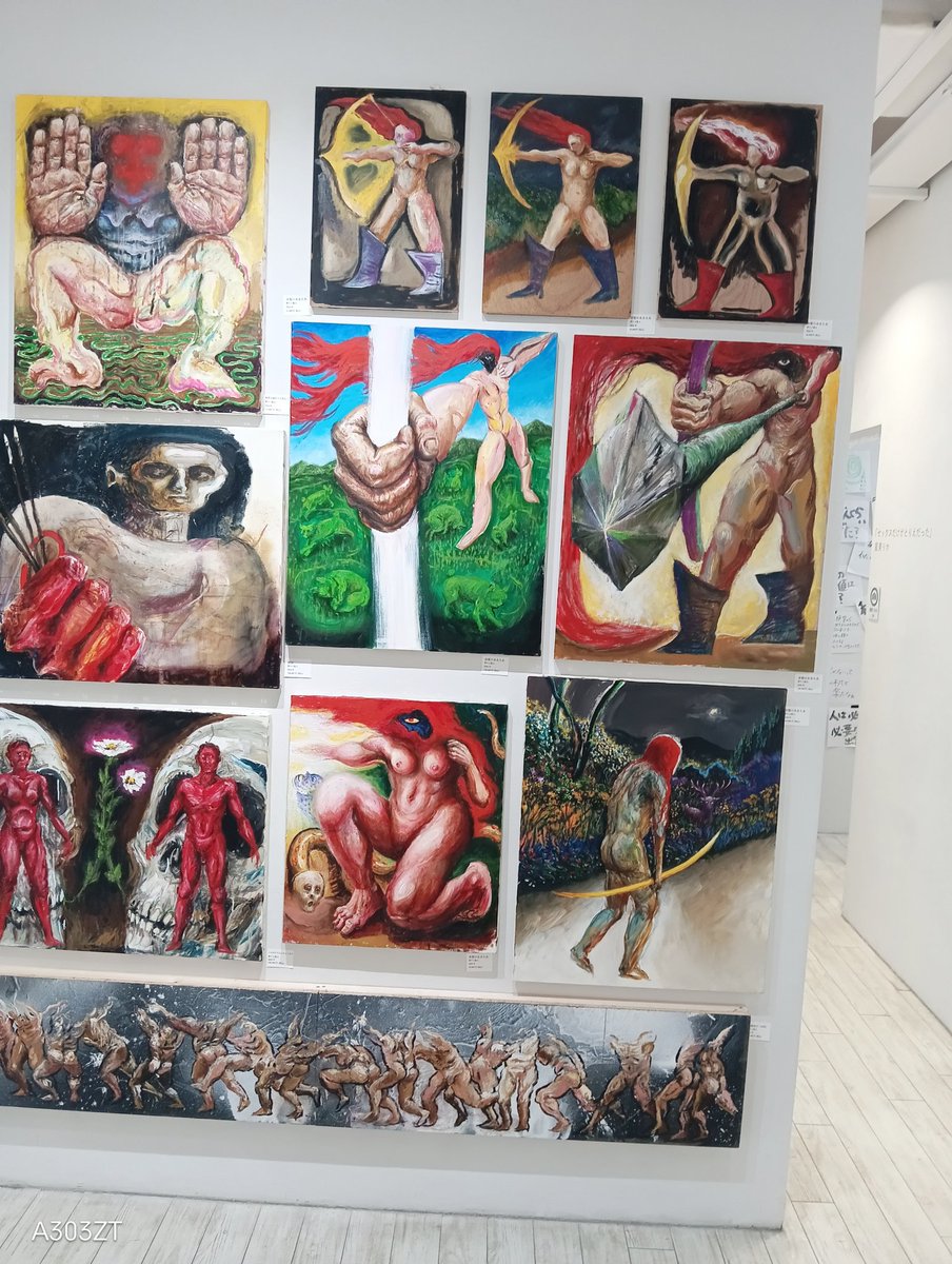 sakuraitakasi46's tweet photo. 🎨まったく異なるタイプの具象絵画の旗手たち。正面突き当りの壁面はパワフルな筆致の炸裂する野々上さんの世界。筋骨隆々なキャラクターたちのインパクト。２段掛け３段掛けで絵を隙間なく敷き詰める。かたや、まるで対照的な新宅さんの薄塗りの絵肌。聖俗折衷の滑稽さや不条理を巧妙に描き出す。② https://t.co/JyuU2SbUYj