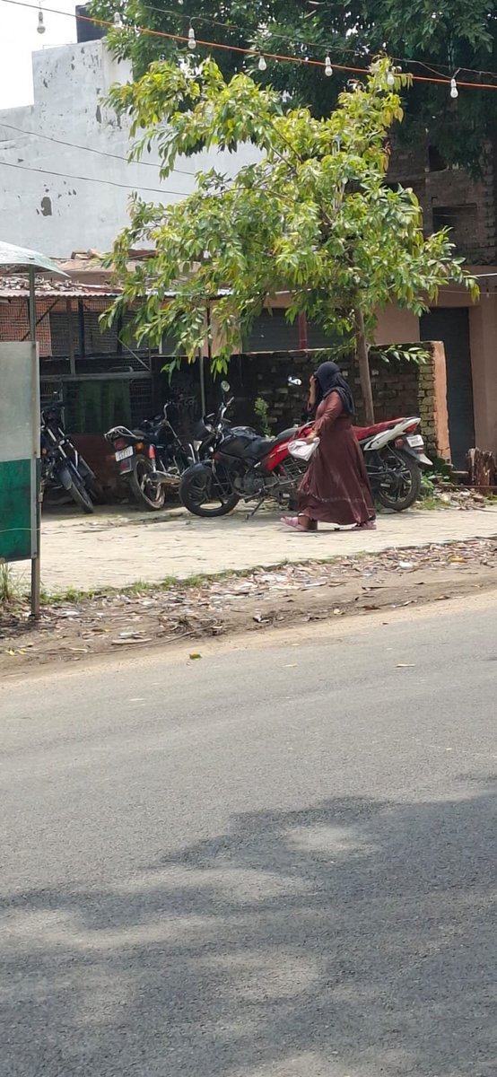 Shoshalist2020's tweet photo. यह चल किया रहा है। 
@Uppolice @bijnorpolice 
महोदय यहा के कैमरो की फुटेज चैक करे
> नजीबाबाद में बिना सराय एक्ट लाइसेंस के संचालित हो रहे होटलों की निष्पक्ष जांच की जाए यदि होटल में वेश्यावृत्ति या अन्य अवैध गतिविधियों के संचालन हो रही हैं तो पुलिस और प्रशासन साक्ष्यों के आधार पर तत्काल जांच कर दोषियों के विरुद्ध कड़ी कानूनी कार्रवाई करनी चाहिए कानून का उल्लंघन करने वाले किसी भी होटल संचालक को बख्शा न जाए। 

यहा औरते आती हैं उन्हें देखकर पडौसी परेशान.है। माहौल खराब किया जा रहाहै।
वेश्यावृत्ति पर रोक लगे इन के विरुद्ध कानून के अनुसार तत्काल और कड़ी कार्रवाई की जाए। कानून से ऊपर कोई नहीं है।