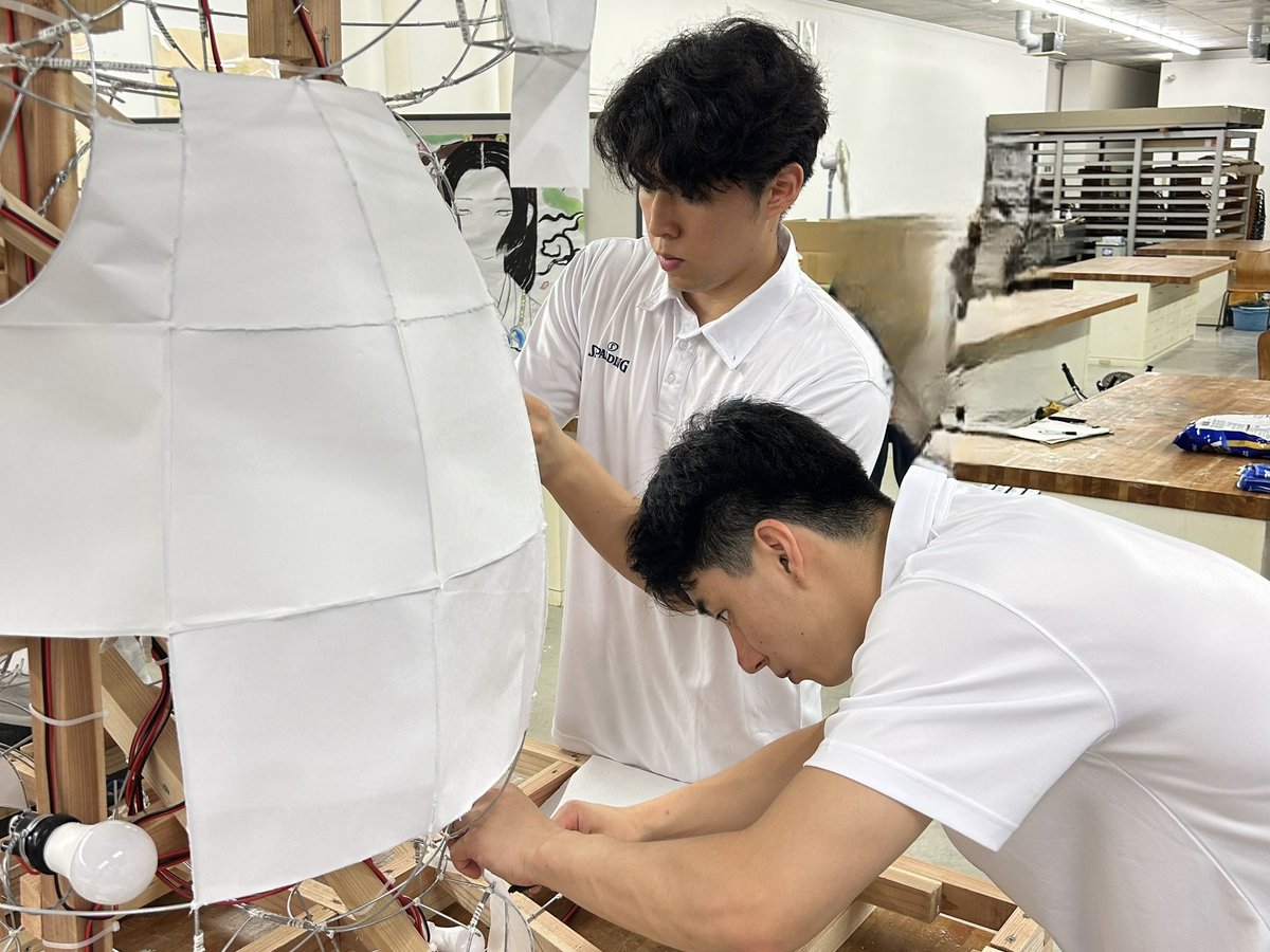 aomori_wats's tweet photo. ／
活動報告🐿🏮
＼

本日、「デッチねぶた」の紙貼り作業に #小川大新 選手と #鍋田隆征 選手が参加いたしました🙌

最初は少し苦戦している様子も見られましたが、作業を重ねるにつれて手つきもどんどん慣れ、真剣な表情で集中して作業に取り組んでいました👀🔥

青森公立大学ねぶた制作サークルの皆さんからも「上手い！」「センスがある！」と太鼓判をいただきました👏

先日 #クイッキー・デッチ が参加した様子と、本日選手たちが参加した様子は、後日あわせてお届けいたしますので、お楽しみに📹✨

#青森ワッツ