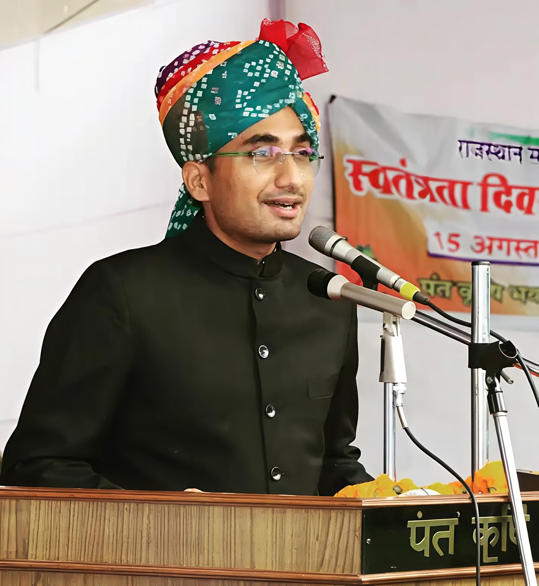 VikasAlwys's tweet photo. Meet Gaurav Agarwal IAS, who got AIR 45 in JEE and completed his https://t.co/YSvOF5fxhn in Computer Science from IIT Kanpur. During his https://t.co/YSvOF5fxhn, he failed in multiple subjects and got extended by one semester. Then, he became a gold medalist in MBA from IIM Lucknow and secured AIR 1 in UPSC 2013. 🔥

Coming from Rajasthan, Gaurav was always strong in academics. He secured AIR 45 in JEE 2001 and got admission to IIT Kanpur. However, during his https://t.co/YSvOF5fxhn, he failed in multiple subjects, had several backlogs, and his degree was extended by one semester.

After graduation, he appeared for CAT, scored 99.9 percentile, and completed his MBA from IIM Lucknow as the university topper, winning the gold medal.

After his MBA, he worked as an investment banker in Hong Kong for several years. Despite having a high-paying job, he chose to serve the nation.

In his first UPSC attempt in 2012, he secured AIR 249, which earned him a place in the Indian Police Service (IPS). But he was determined to become an IAS officer. In UPSC 2013, he secured AIR 1. 🔥

FYI check :-
https://t.co/bhE13Hkml1