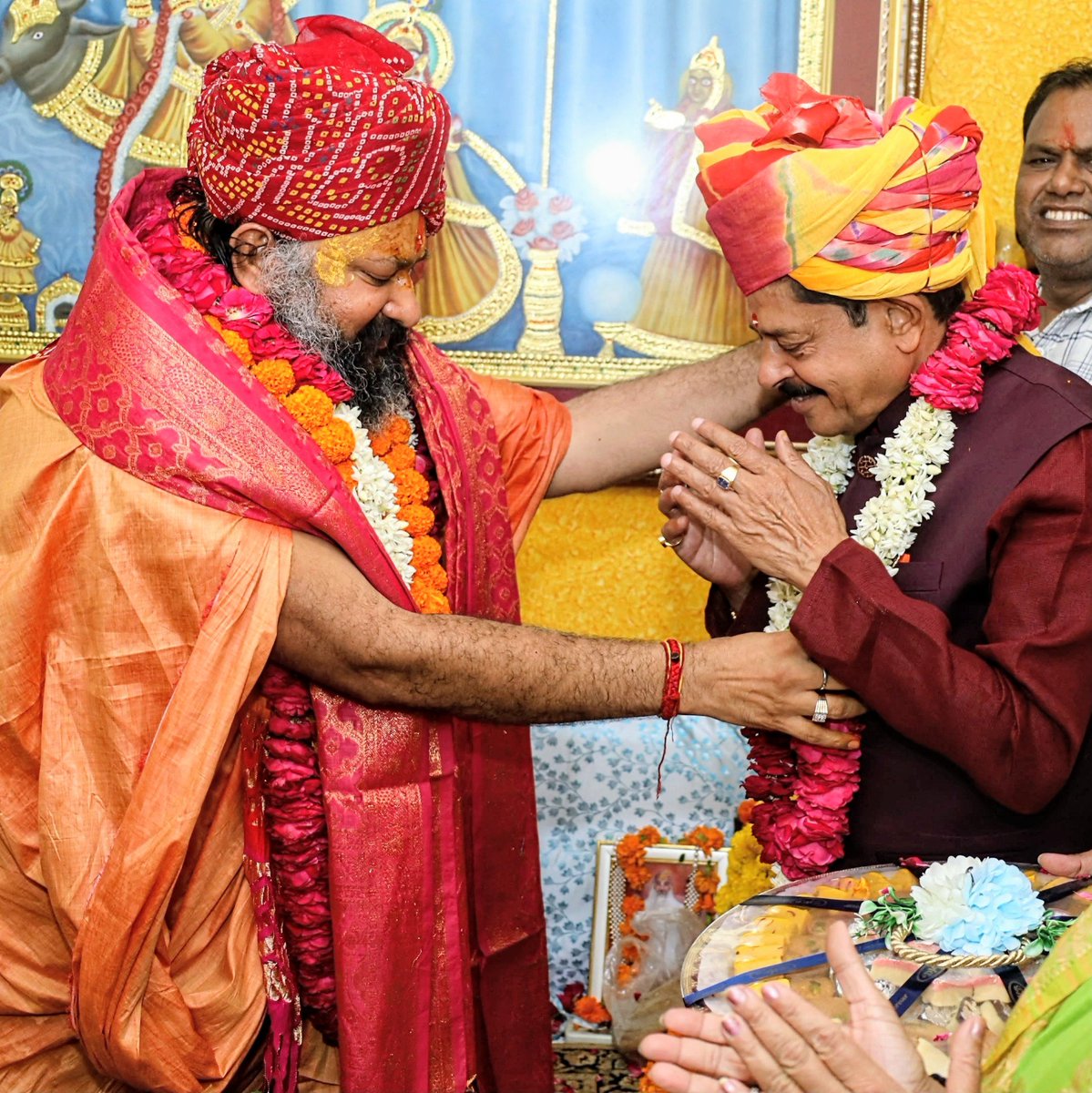 DrGopal_Sharma's tweet photo. परम श्रद्धेय श्रीमद् जगद्गुरु दिवाकर द्वाराचार्य श्रीश्री 1008 संत शिरोमणि श्री अवधेश दास जी महाराज के जन्मदिवस पर श्री सिद्धेश्वर हनुमान जी मंदिर में कृतज्ञतापूर्वक अभिनंदन कर महाराज श्री का आशीर्वाद प्राप्त किया।

महाराज श्री का पावन सान्निध्य हमारे सिविल लाइंस परिवार के लिए प्रभु का आशीर्वाद है। उनकी प्रेरणा, स्नेह और आशीर्वाद सदैव इसी तरह बने रहें।

#GopalSharma #थांको_गोपाल #CivilLines #Jaipur