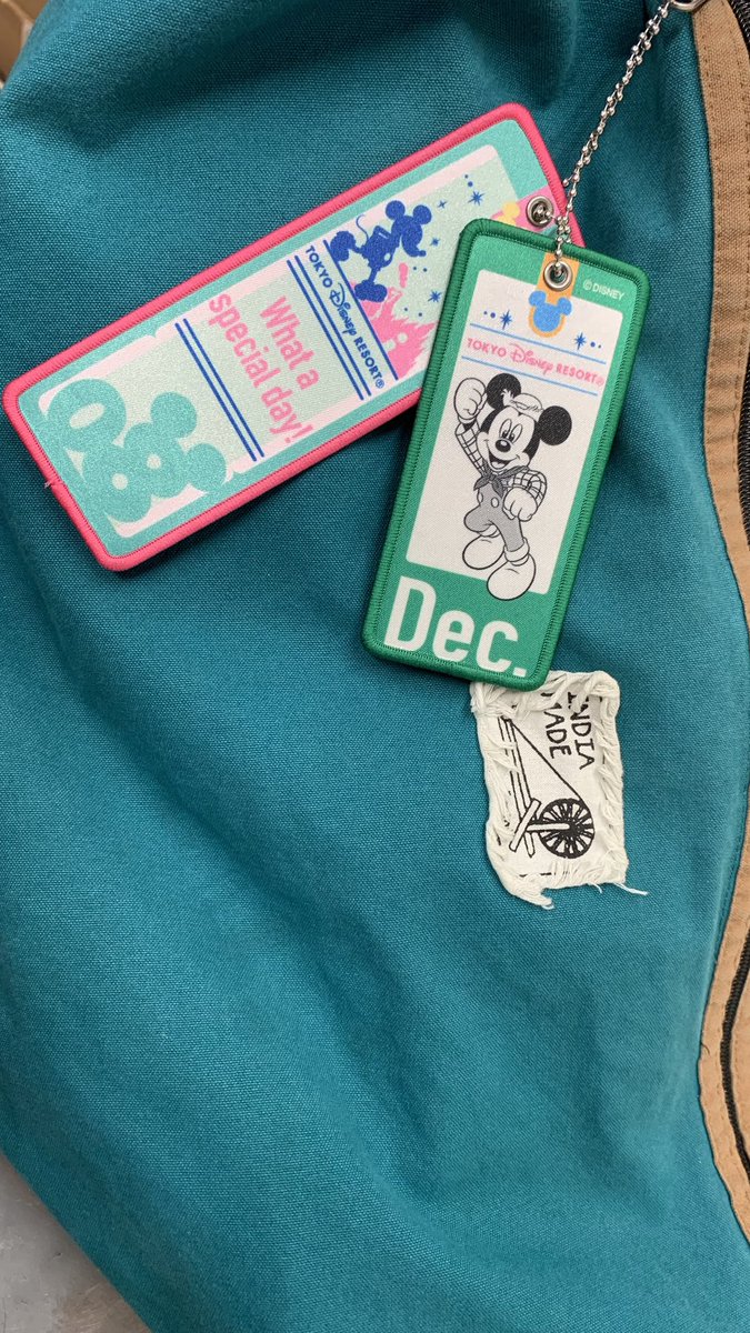 imukiDisney's tweet photo. 今週シー行って買ってきたこれ、さりげなく使えて買ってよかったわ https://t.co/AA530sJ2Mn