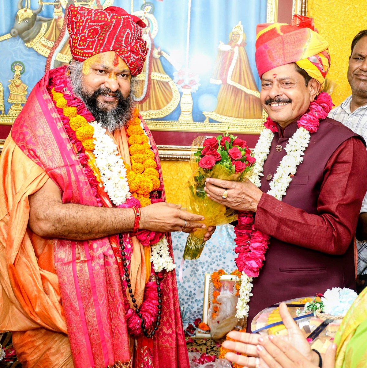 DrGopal_Sharma's tweet photo. परम श्रद्धेय श्रीमद् जगद्गुरु दिवाकर द्वाराचार्य श्रीश्री 1008 संत शिरोमणि श्री अवधेश दास जी महाराज के जन्मदिवस पर श्री सिद्धेश्वर हनुमान जी मंदिर में कृतज्ञतापूर्वक अभिनंदन कर महाराज श्री का आशीर्वाद प्राप्त किया।

महाराज श्री का पावन सान्निध्य हमारे सिविल लाइंस परिवार के लिए प्रभु का आशीर्वाद है। उनकी प्रेरणा, स्नेह और आशीर्वाद सदैव इसी तरह बने रहें।

#GopalSharma #थांको_गोपाल #CivilLines #Jaipur