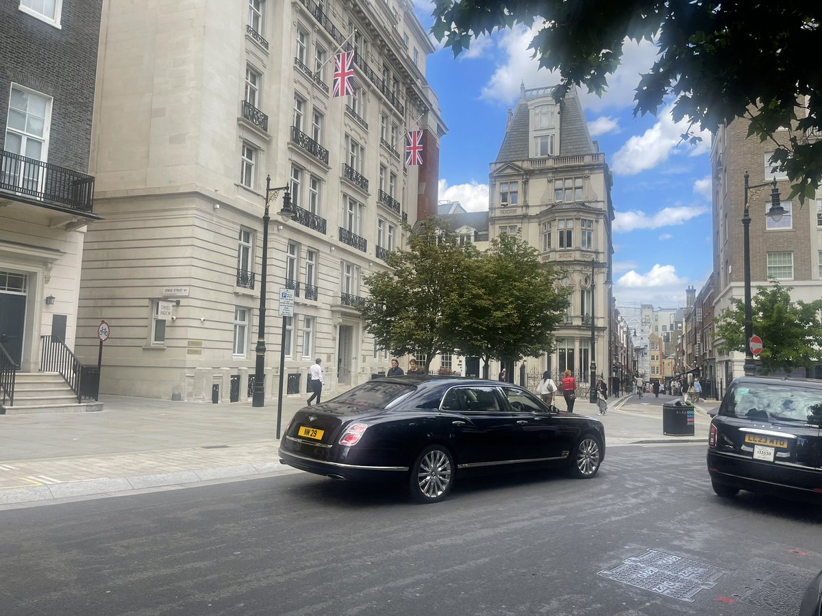 illusioneax's tweet photo. Mortons Private Club Berkeley Square Willkommen Bienvenue Welcome https://t.co/s0bVwB5UsJ oh what fun we had @PoopsnoopEditor #mortons #mayfair #simondrummondbrady https://t.co/xuY2jKEryB