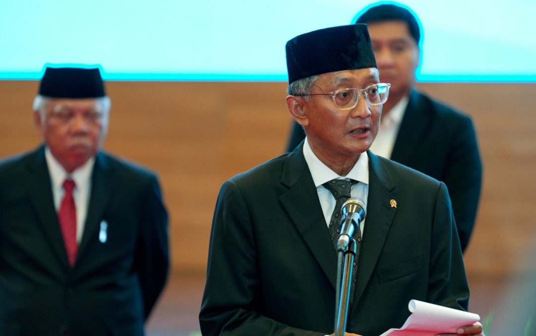 Asura0599's tweet photo. Siapa Sebenarnya yang Dilindungi di Kementerian PU?

Okee kita masuk drama politik babak baru guys, bagi yang belum melek politik gw akan bahas ini pelan-pelan.

Jadi Kementrian PU nge mutasi 8 pejabat senior setara eselon. Dan bisa jadi dijadiin Staff biasa.

𝗠𝗮𝗿𝗶 𝗸𝗶𝘁𝗮 𝗹𝗶𝗵𝗮𝘁 𝗷𝗮𝗿𝗶𝗻𝗴𝗮𝗻 𝗽𝗮𝗿𝘁𝗮𝗶 𝗻𝘆𝗮

Oktober 2024 dia dilantik dan dicitrakan sebagai menteri dari kalangan profesional, bukan politisi. 

Nahh Maret 2025? Langsung duduk sebagai Wakil Ketua Umum DPP Partai Demokrat 2025–2030. 

Dari netral jadi elite partai secepat itu. Pertanyaan sih pas ambil keputusan mutasi, dia bertindak sebagai menteri negara atau petinggi partai tuh?

Ini yang jarang netizen sadar. 𝗠𝗲𝗻𝗸𝗼 𝗜𝗻𝗳𝗿𝗮𝘀𝘁𝗿𝘂𝗸𝘁𝘂𝗿 𝘆𝗮𝗻𝗴 𝗺𝗲𝗺𝗯𝗮𝘄𝗮𝗵𝗶 𝗸𝗼𝗼𝗿𝗱𝗶𝗻𝗮𝘀𝗶 𝗞𝗲𝗺𝗲𝗻𝘁𝗲𝗿𝗶𝗮𝗻 𝗣𝗨 𝗮𝗱𝗮𝗹𝗮𝗵 𝗔𝗛𝗬 𝗞𝗲𝘁𝘂��� 𝗨𝗺𝘂𝗺 𝗗𝗲𝗺𝗼𝗸��𝗮𝘁. 𝗗𝗼𝗱𝘆? 𝗪𝗮𝗸𝗲𝘁𝘂𝗺 𝗗𝗲𝗺𝗼𝗸𝗿𝗮𝘁.

Jadi orang yang secara struktur harusnya menegur dia adalah bos partainya sendiri. Dan benar saja, Sekjen Demokrat sudah pasang badan terkait perjalanan Dody ke US mereka 𝗯𝗶𝗹𝗮𝗻𝗴 𝘁𝗮𝗸 𝗮𝗱𝗮 𝘂𝗻𝘀𝘂𝗿 𝗺𝗲𝗹𝗮𝘄𝗮𝗻 𝗮𝘁𝘂𝗿𝗮𝗻. Mesin partai jalan duluan sebelum investigasi apa pun.

𝗞𝗲𝗽𝗼𝗻𝗮𝗸𝗮𝗻 𝗻𝘆𝗮 𝗱𝗮𝗽𝗲𝘁 𝗷𝗮𝘁𝗮𝗵 𝗸𝘂𝗿𝘀𝗶 𝗱𝗶 𝗕𝗨𝗠𝗡 𝗞𝗼𝗻𝘀𝘁𝗿𝘂𝗸𝘀𝗶?

Aisyah Zakkiyah, yang diisukan keponakan Dody, disebut menjabat dua posisi sekaligus yaitu Tenaga Ahli Menteri PU dan Komisaris PT PP BUMN konstruksi, diangkat Mei 2026. 

Padahal siapa pemberi proyek konstruksi terbesar di republik ini? Ya Kementerian PU. 

Honornya juga bukan kaleng-kaleng jadi anggota komisaris dapat 90% dari honor Komut yang sekitar Rp166 juta/bulan, di luar fasilitas. 

Sampai sekarang belum ada klarifikasi resmi soal hubungan keluarganya.

𝗗𝗼𝗱𝘆 𝗽𝗲𝗿𝗻𝗮𝗵 𝗻𝗴𝗼𝗺𝗼𝗻𝗴 𝗯𝗮𝗵𝘄𝗮 𝗱𝗶 𝗸𝗲𝗺𝗲𝗻𝘁��𝗶𝗮𝗻 𝗻𝘆𝗮 𝗮𝗱𝗮 𝗽𝗲𝗻𝗴𝘂𝗮𝘀𝗮 𝗱𝗶𝗯𝗮𝗹𝗶𝗸 𝗹𝗮𝘆𝗮𝗿 (𝗗𝗲𝗲𝗽 𝗦𝘁𝗮𝘁𝗲)

Dody sendiri pernah bilang ada dugaan deep state di PU, ngaku ditawari cash puluhan ribu dolar buat mempertahankan jabatan orang, dan menyebut dapat arahan Presiden buat bersih-bersih.

Secara taktik politik, narasi "musuh dalam selimut" itu berguna banget karena setiap kritik internal otomatis bisa dicap pengkhianat.

Jadi ibarat kata Doddy ngira kalo ada yang bakal berkhianat sama dia, nahh karena dugaan nya inilah dia bisa semena-mena buat memutasi atau memecat pegawai nya sendiri.

Pengamat sekarang menilai kasus mutasi ini justru nunjukin kalo menteri yang tidak mau dikoreksi. 

Bersih-bersih atau bersih-bersihin yang gak loyal? Biar publik yang jawab.

𝗣𝗲𝗿𝘁𝗮𝗻𝘆𝗮𝗮𝗻 𝗸𝗿𝗶𝘁𝗶𝘀𝗻𝘆𝗮 𝗶𝗮𝗹𝗮𝗵

berani gak Presiden bertindak?
Prabowo sudah pernah reshuffle menteri sebelumnya, jadi presedennya ada. Tapi copot Dody sama aja motong jatah kursi Demokrat dan bisa ganggu hitungan koalisi, apalagi ada faktor AHY di Menko.

Gimana menurut kalian?