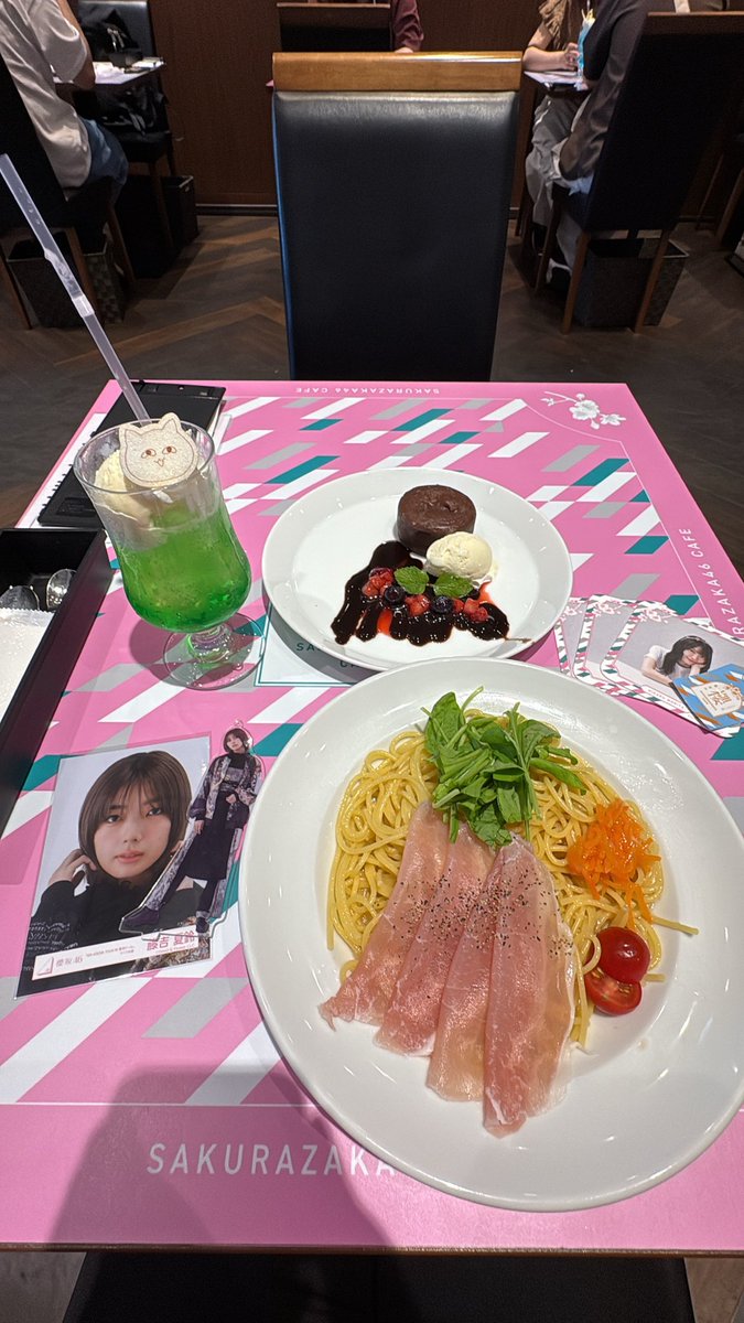 ffmm06's tweet photo. 今年の櫻坂カフェの前期と中期は初の連番だから嬉しいな^^
去年は2回ともぼっち参戦。
（1人𓏸𓏸大好き人間） https://t.co/IPcXRpkFha