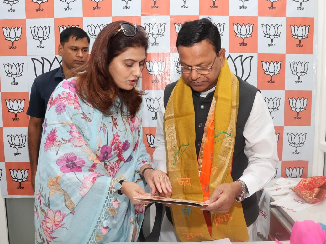 mppchaudhary's tweet photo. लखनऊ में स्थानीय कार्यकर्ताओं एवं विभिन्न क्षेत्रों के गणमान्यजनों ने आत्मीय भेंट की। 

इस दौरान सभी की समस्याओं को गंभीरतापूर्वक सुनकर उनके यथाशीघ्र समाधान के लिए आश्वस्त किया।
#UPWITHPANKAJCHAUDHARY

@BJP4UP https://t.co/YWvrOIK43T