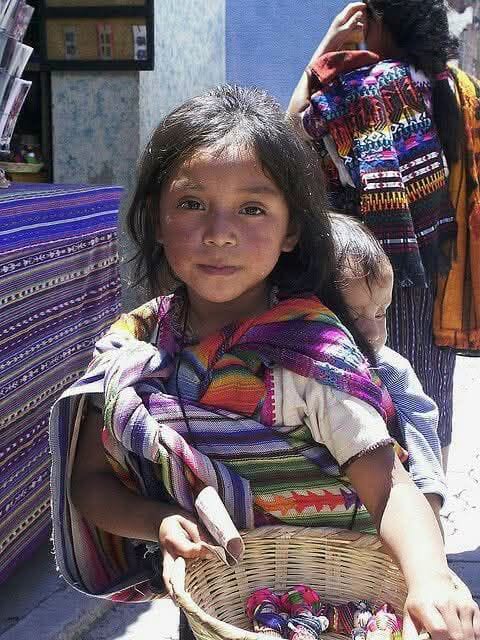 descolonizacio's tweet photo. SI TE DICEN INDIA

"Si te dicen india...
Si te dicen india...
dice el abuelo,
ellos no saben de estrellas

No importa que te digan india,
qué podrá enseñar
quien no conozca las cosas bellas,
y no querrán verte digna,
solo por vestir tu raíz,
tu divina esencia.

Tus ojos, saben esperar el mañana,
y platicarle al sol,
qué se siente mirar desde la más grande ventana,
tu cielo no tiene fronteras,
como el don que tienes para amar

India, si, india a muchas leguas,
la que canta con los pájaros,
la que nuevas voces estrena,
la que hoy le arranca los versos,
a un juglar que le canta a las quimeras,
ser un sueño viviente es ilusión

Así tú,
enseñando y aprendiendo,
bella entre la gente,
sobre todas las miradas,
si, sobre todas ellas

Que importa que te digan india,
dice el abuelo,
que ellos no saben de estrellas..."

Nexcoyotl

Aunque debería ser Indígena y no India, entendemos el contexto.

— Cultura Azteca y Cultura Maya
           Facebook