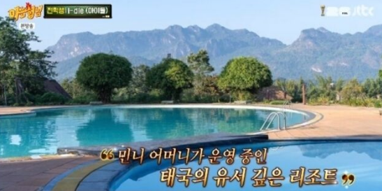 tang__kira's tweet photo. Minnie kan dateng ke Korea setelah selesai kelas 2 SMA. Ayahnya bilang kalau SMA-nya udah dibayarin hingga Minnie lulus, jadi kalau seandainya kesulitan di Korea (Sebagai idol), kapanpun bisa pulang lagi ke Thailand.

Member i-dle yang pernah ke rumah Minnie tuh bilang "RUMAHNYA MINNIE ADA 3 BANGUNAN" Terus sama JTBC dimtapilin rumahnya Minnie.

Minnie jelasin kalau itu tuh 3 rumah. Karena keluarganya besar, ada 8 orang.

Keluarga tantenya tinggal di 1 rumah, kakek dan ortunya tinggal di rumah lain, rumah satunya lagi adalah tempat tinggal Minnie bareng kakaknya.

https://t.co/3tf6qlNDuh