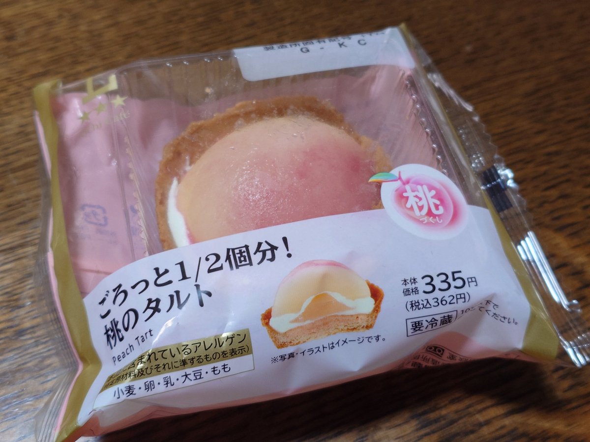 uka_razu's tweet photo. ローソンの桃のタルトとか……。桃がシロップ漬けで思ったより甘めでした。 https://t.co/RBFkfz1O3p