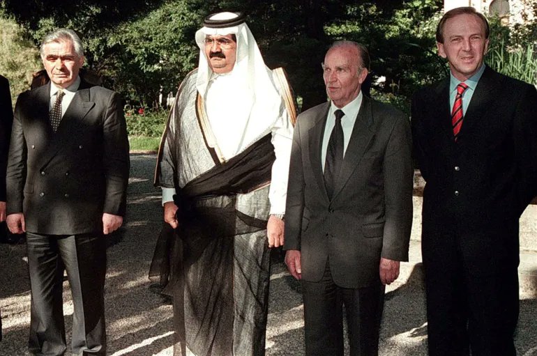 Faruk_Saaa's tweet photo. Na ahiret je preselio šeik Hamad bin Khalifa Al Thani – prvi arapski lider koji je nakon agresije posjetio #Sarajevo i #BiH. Po njegovoj odluci izgrađena je nova zgrada Gazi Husrev-begove biblioteke. #Qatar je pod njegovim vodstvom pružio ključnu podršku BiH. Vječni rahmet https://t.co/tYAMXGWA4e