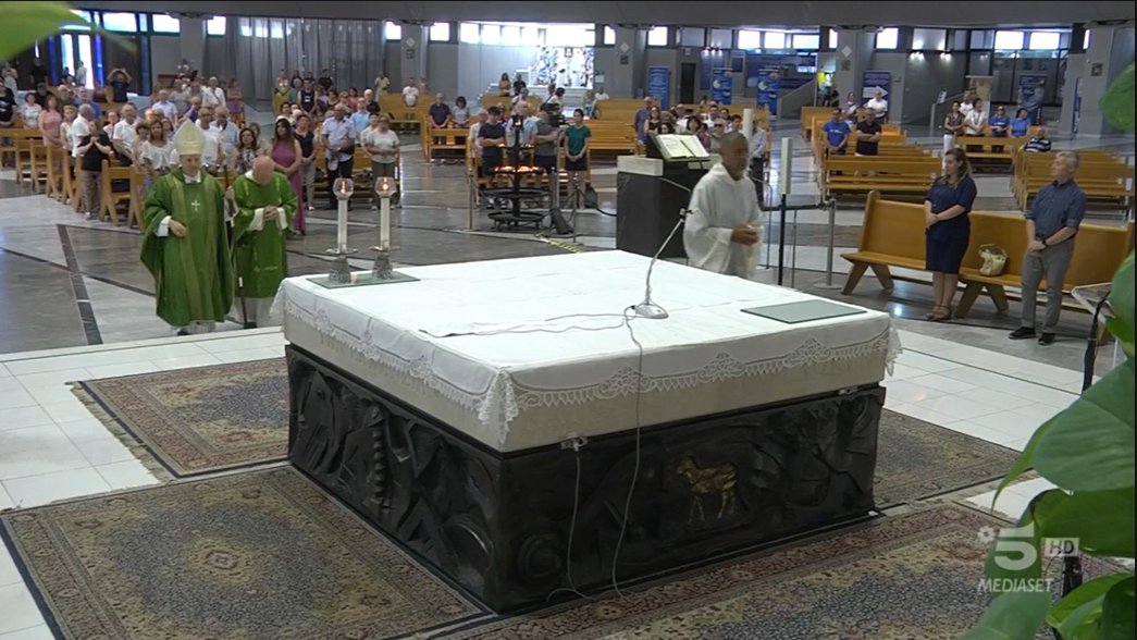 see_lallero's tweet photo. E' più affollato il coro di tutta la chiesa. https://t.co/Y6L9EYXBIg