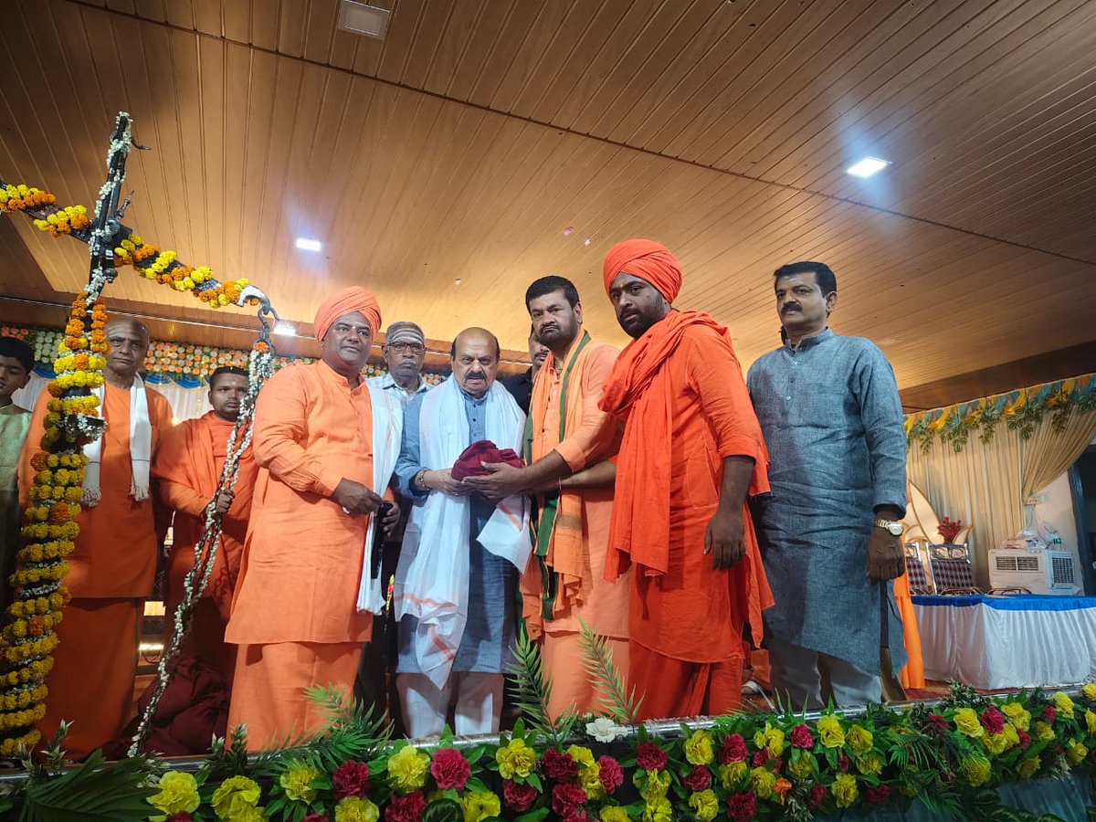 BSBommai's tweet photo. ಇಂದು ಹಾವೇರಿ ಜಿಲ್ಲೆಯ ಸವಣೂರ ಪಟ್ಟಣದ ಶ್ರೀ ಚನ್ನಬಸವೇಶ್ವರ ಮಂಗಲ ಭವನ, ದೊಡ್ಡಹುಣಸೆ ಕಲ್ಮಠದಲ್ಲಿ ಆಯೋಜಿಸಲಾಗಿದ್ದ ಮಾತೋಶ್ರೀ ರುದ್ರಮ್ಮ ರೇವಣಸಿದ್ದಯ್ಯ ಕಲ್ಮಠ ಅವರ 80ನೇ ವರ್ಷದ ಅಮೃತ ಮಹೋತ್ಸವ ಹಾಗೂ ತುಲಾಭಾರ ಕಾರ್ಯಕ್ರಮದಲ್ಲಿ ಭಾಗವಹಿಸಿ ಮಾತನಾಡಿದೆನು.

ಈ ಸಂಧರ್ಭದಲ್ಲಿ ಶ್ರೀ ಮ.ನಿ.ಪ್ರ ಜಗದ್ಗುರು ಡಾ.ಗುರುಶಿದ್ಧರಾಜಯೋಗೀಂದ್ರ ಮಹಾಸ್ವಾಮಿಗಳು, ಜಗದ್ಗುರು ಮೂರುಸಾವಿರ ಮಹಾ ಸಂಸ್ಥಾನಮಠ, ಹುಬ್ಬಳ್ಳಿ, ಶ್ರೀ ಮ.ನಿ.ಪ್ರ ಜಗದ್ಗುರು ಫಕೀರ ದಿಂಗಾಲೇಶ್ವರ ಮಹಾಸ್ವಾಮಿಗಳು, ಶ್ರೀ ಫಕೀರೇಶ್ವರ ಸಂಸ್ಥಾನಮಠ, ಶಿರಹಟ್ಟಿ-ಬಾಲೇಹೊಸೂರ, ಶ್ರೀ ಮ.ನಿ.ಪ್ರ ಡಾ. ಮಲ್ಲಿಕಾರ್ಜುನ ಮಹಾಸ್ವಾಮಿಗಳು ಮುರುಘಾಮಠ, ಧಾರವಾಡ, ಶ್ರೀ ಮ.ನಿ.ಪ್ರ. ಪ್ರಭುಚನ್ನಬಸವ ಮಹಾಸ್ವಾಮಿಗಳು ಮೋಟಗಿಮಠ, ಆಥಣಿ, ಶ್ರೀ ಮ.ನಿ.ಪ್ರ. ಡಾ. ಕೊಟ್ಟೂರ ಮಹಾಸ್ವಾಮಿಗಳು ಕಲ್ಮಠ, ಗಂಗಾವತಿ, ಶ್ರೀ ಮ.ನಿ.ಪ್ರ ಚನ್ನಬಸವ ಮಹಾಸ್ವಾಮಿಗಳು ದೊಡ್ಡಹುಣಸೇ ಕಲ್ಮಠ, ಸವಣೂರ ಶ್ರೀ ಮ.ನಿ.ಪ್ರ ಗುರುಲಿಂಗ ಮಹಾಸ್ವಾಮಿಗಳು ಅಕ್ಕಿಮಠ, ಅಗಡಿ, ಶ್ರೀ ಮ.ನಿ.ಪ್ರ ಸಂಗನಬಸವ ಮಹಾಸ್ವಾಮಿಗಳು ವಿರಕ್ತಮಠ, ಶಿಗ್ಗಾಂವ,  ಶ್ರೀ ಮ.ನಿ.ಪ್ರ. ಬಸವಶಾಂತಲಿಂಗ ಮಹಾಸ್ವಾಮಿಗಳು ಹೊಸಮಠ, ಹಾವೇರಿ, ಶ್ರೀ ಮ.ನಿ.ಪ್ರ ಕುಮಾರ ಮಹಾಸ್ವಾಮಿಗಳು ಅಡವಿಸ್ವಾಮಿಮಠ, ಸವಣೂರ ಶ್ರೀ ಮ.ನಿ.ಪ್ರ ನಿಜಗುಣ ಶಿವಯೋಗಿ ಮಹಾಸ್ವಾಮಿಗಳು ವಿರಕ್ತಮಠ, ಹತ್ತಿಮತ್ತೂರ ಶ್ರೀಗಳವರು ಸಾನಿಧ್ಯ ವಹಿಸಿದ್ದರು.