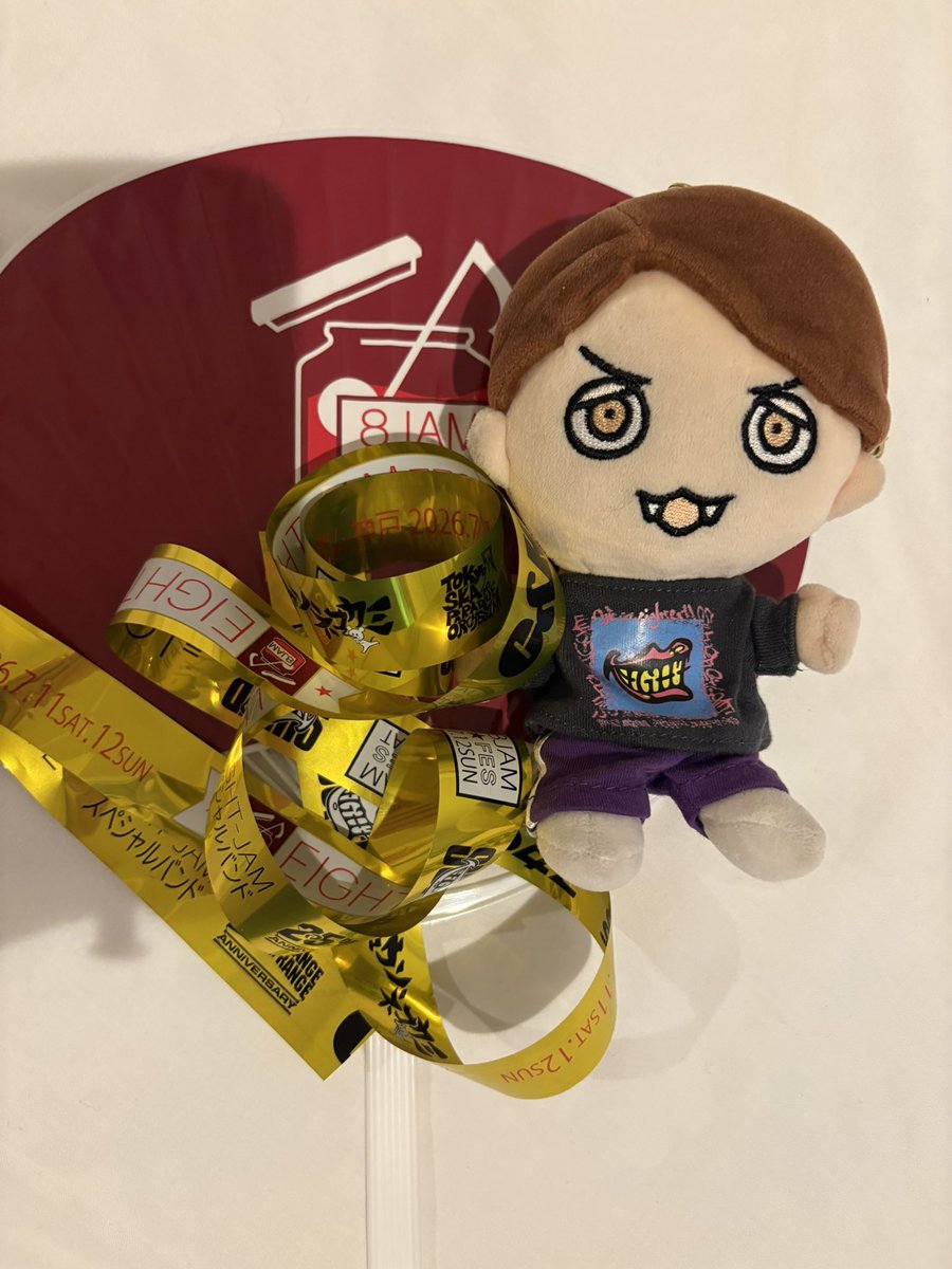 AnemoneSnf6's tweet photo. ホテルに帰る途中の横断歩道で「EIGHT、EIGHTの人だ、eighterさん」って呼びかけられて振り向いたら銀テをいただいてしまいました😊2日とも銀テとは縁のない席だったので諦めてたのですが、世の中には優しい人がいますねえ☺️嬉しい☺️  #エイトジャムフェス https://t.co/ZFRYytR8ef