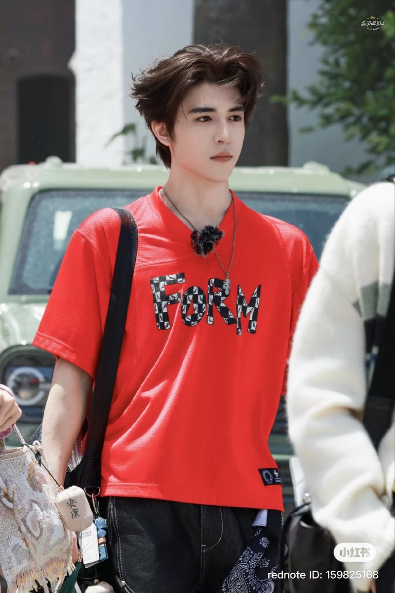 Rabbit2306_V2's tweet photo. (ต่อ)

💬 อยากเห็นตัวจริงสักครั้งจัง 🥹🥹 เหมือนก่อนหน้านี้เขาเคยอยู่มหาวิทยาลัยไหนสักแห่ง แล้วคนก็รุมมุงเพราะตัวจริงหล่อมาก
💬 มหาวิทยาลัยครุศาสตร์ปักกิ่ง 🫣 หล่อจนติดอันดับ 1 บนฮอตเสิร์ชเลย
💬 ตอนนั้นมีคนบังเอิญเจอที่มหาวิทยาลัยแล้วถ่ายรูปหล่อแบบตำนานมา

💬 หน้าจริงเล็กมากกก! ดวงตาก็สวยสุด ๆ มองแล้วเหมือนจะตกหลุมรักได้ง่าย ๆ 
💬 “ตัวจริง” 🤣 คุณน่ารักจังเลยนะ  หยิ่นฮ่าวอวี่ตัวจริงหล่อมาก ตอนถ่ายคอนเทนต์ที่มหาวิทยาลัย รุ่นพี่รุ่นน้องในมหา’ลัยบอกต่อกันปากต่อปากว่าหล่อ จนพุ่งขึ้นฮอตเสิร์ชหมวดบันเทิงอันดับ 1 เลย
💬 เข้าใจความรู้สึกเลย ครั้งแรกที่เห็นตัวจริงคือใจละลายไปหมด
💬 ฉันเคยเจอเขาที่ฮ่องกงครั้งหนึ่ง ผิวขาวใสจนเหมือนเปล่งแสง แล้วใบหน้าก็มีมิติจนไม่น่าเชื่อ
💬 ใช่เลย จนถึงทุกวันนี้ก็ยังไม่มีรูปไหนถ่ายทอดความหล่อจริงของเขาออกมาได้
💬 “ตัวจริง” 🤣 คำนี้ทำเอาขำไม่ไหวเลย
💬 ครั้งแรกที่เห็นตัวจริง เป็นความรู้สึกแบบหัวใจเต้นหล่นไปหนึ่งจังหวะ 
💬 เป็นหนุ่มหล่อสะอาดสะอ้าน สดใส ขาว ๆ หอม ๆ นุ่มนิ่ม อบอุ่นแบบพระอาทิตย์ ร้องเพลงก็มีเสน่ห์ เต้นก็เท่มาก ต้องเจอตัวจริงถึงจะรู้ว่า…ที่ผ่านมาเราเคยเห็นอะไรกันมาเนี่ย 😂 ใช่แล้ว นี่คือความประทับใจแรกของฉันเวลาเจอเขาออฟไลน์ 🫣🫣
💬 เขาเป็นคนที่โครงหน้ามีมิติมาก เลยถ่ายรูปออกมาไม่เหมือนของจริง ภาพเคลื่อนไหวหรือวิดีโอจะถ่ายทอดได้ดีกว่า
💬 คำว่า “ตัวจริงของหยิ่นฮ่าวอวี่” คืออะไรกันเนี่ย 🤣 ขำมาก ในกล้องก็หล่ออยู่แล้ว แต่ตัวจริงหล่อกว่าอีก 
💬 ฮ่า ๆๆ พ่ายพ่ายนี่มีคนพูดกันเยอะว่าไม่ค่อยขึ้นกล้อง
💬 เคยเจอตัวจริงแล้ว หล่อจริง ๆ
💬 รูปออนไลน์ถ่ายทอดความหล่อของตัวจริงได้ไม่ถึงหนึ่งในสิบเลย เรื่องพ่ายพ่ายไม่ขึ้นกล้องนี่ แฟนคลับเองก็ปวดหัวกับเรื่องนี้มานานแล้ว 
💬 ก็หยิ่นฮ่าวอวี่เคยแค่มีคนบังเอิญเจอตัวจริงครั้งเดียว ก็หล่อจนขึ้นฮอตเสิร์ชอันดับ 1 ครองอันดับอยู่นานถึง 16 ชั่วโมงครึ่งเลยนะ 
💬 คนที่เคยเห็นหยิ่นฮ่าวอวี่ตัวจริงจะรู้เลยว่า ไม่มีรูปสักรูปที่ถ่ายทอดความหล่อของเขาได้ครบ เพราะใบหน้าที่มีมิติแบบนี้ ถ่ายภาพนิ่งเสียเปรียบมาก
💬 ดูสง่างาม มีคลาส ใบหน้ามีมิติ ละเอียดประณีต และหล่อสุด ๆ

@patrick_pppat 
#แพทริค #PatrickFinkler 
#Patrick尹浩宇 #แพทริคณัฐวรรธ์