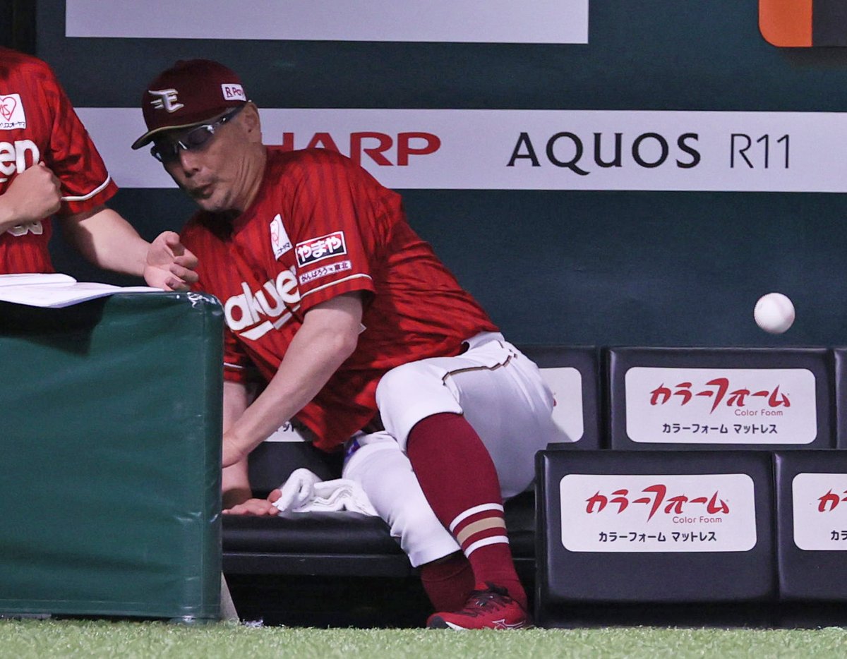 Sanspo_EAGLES's tweet photo. 【プロ野球ソフトバンク対楽天】12日、3回にソフトバンク・牧原大成選手の打球をよける吉井理人監督。（撮影・渋井君夫）https://t.co/9Qx1Q9mpNq https://t.co/yIl3xycWrf #吉井理人 https://t.co/8E3RjpQWwO