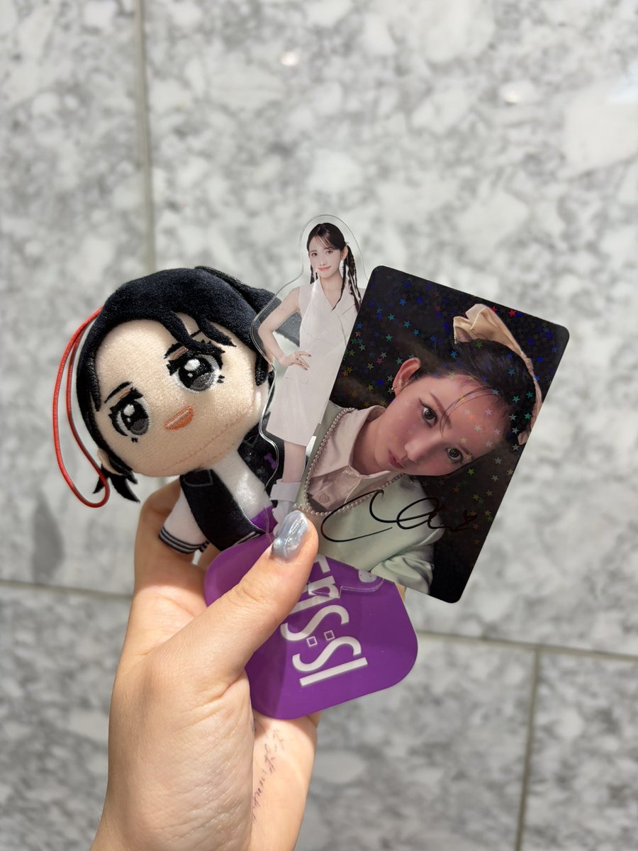 issue_nanocandy's tweet photo. オフラインホロトレカサイン会 3部
菜乃ちゃんに4人のIS:SUEの幸せと感謝を伝えたいのと、あまり話すこと決めすぎずに友達みたいに話したい！っていう気持ちで挑んだ💪
アルバムの内容の話とかとっさにネイルの話ができて楽しかった😍
そしてこのあと8部でCHEMISTRYが聴けて神😭😭😭
#ISSUEオフライン https://t.co/Z31owpPEpO
