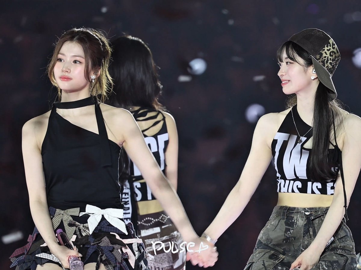 staywithmesana's tweet photo. These photo sequence 😭
Dahyun will always take care of Sana.

#TWICE #트와이스 #SANA #사나 #サナ #DAHYUN #다현 #ダヒョン #SAIDA #사이다 https://t.co/5MeOQwsQM9