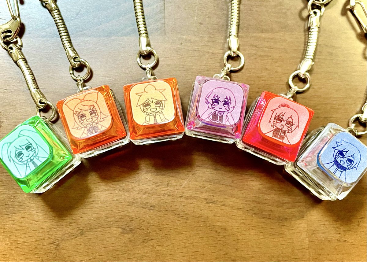 namazakana_yeah's tweet photo. #ボーマス63 新作1/2
光る！キーボードクリプトンズ

カチカチ押せて光るカーボード型キーホルダーです
クリプト家6人分あります🙌 https://t.co/VjAQuUdzK1