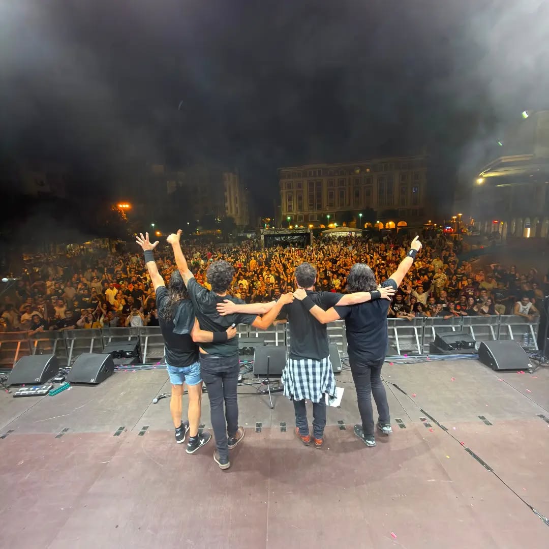 HontzaP's tweet photo. "Mila esker Barakaldo! 
Zoragarria izan zen atzokoa, etxean bezala beste behin!!🤘💪🙌".
@latzen_ofiziala ren datozen kontzertuak:
Uztailak 17 - Zornotza 
Uztailak 18 - Azkoitia
Uztailak 31 - Biarritz - #FestiLasai
#latzentaldea #latzen #denborarenorbainaktour #kontzertuak https://t.co/NoLbE5oV1O