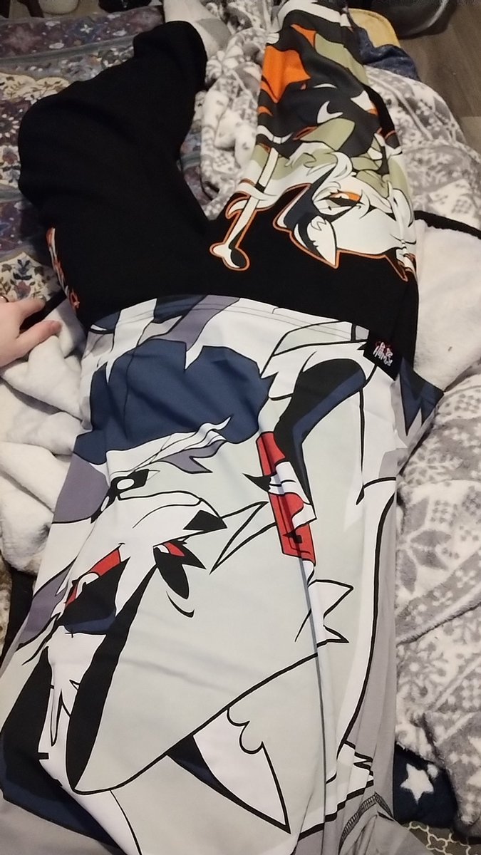 eimitsufemjinn's tweet photo. Wearing my new Loona longsleeve and joggers! The other pieces are Millie and Moxxie longsleeves, and a glow-in-the-dark Millie x Moxxie hoodie! #HelluvaBoss #HelluvaBossMerch #StylishOccult https://t.co/yBnlAr6ZHH