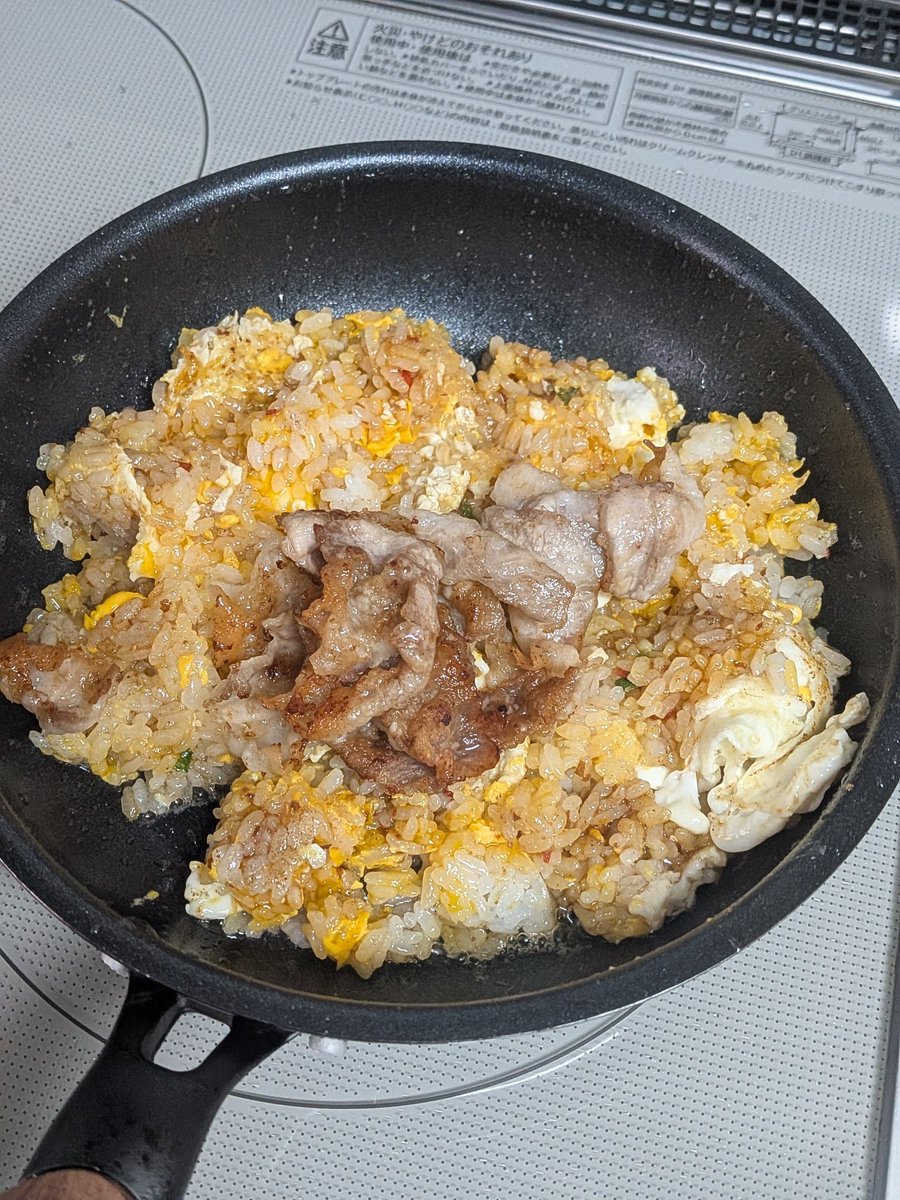 Leftysochan's tweet photo. #月美飯テロ
豚バラの脂を出してかりかりに。
卵はとかずに…白身の水分を飛ばす
ご飯、調味料などを混ぜて肉再投入で出来上がり。 https://t.co/kAGJQyZjam